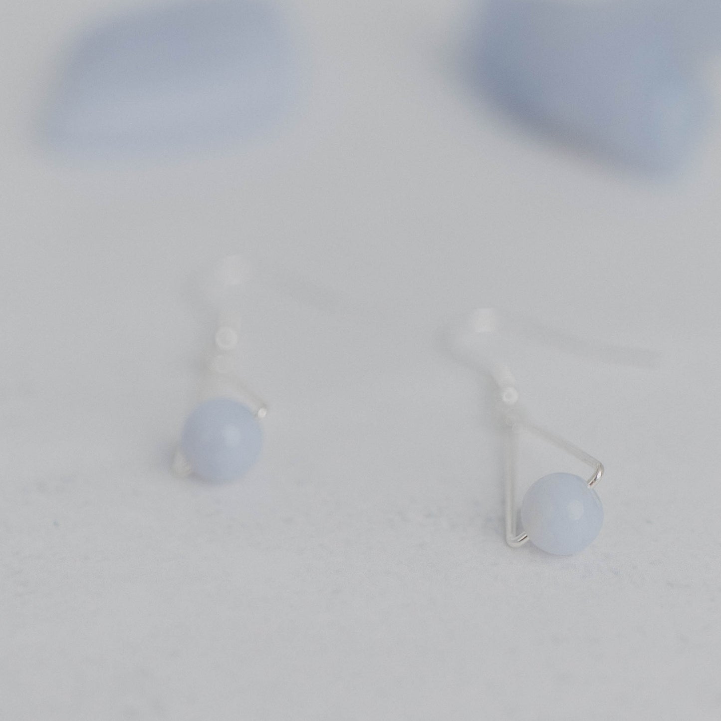 Handgefertigte Montara Ohrringe in Dreiecksform – inspiriert von der Bergform. Dezenter, moderner Edelsteinschmuck mit Chalcedon. Einzigartige Begleiter von Moonlight Edelsteine