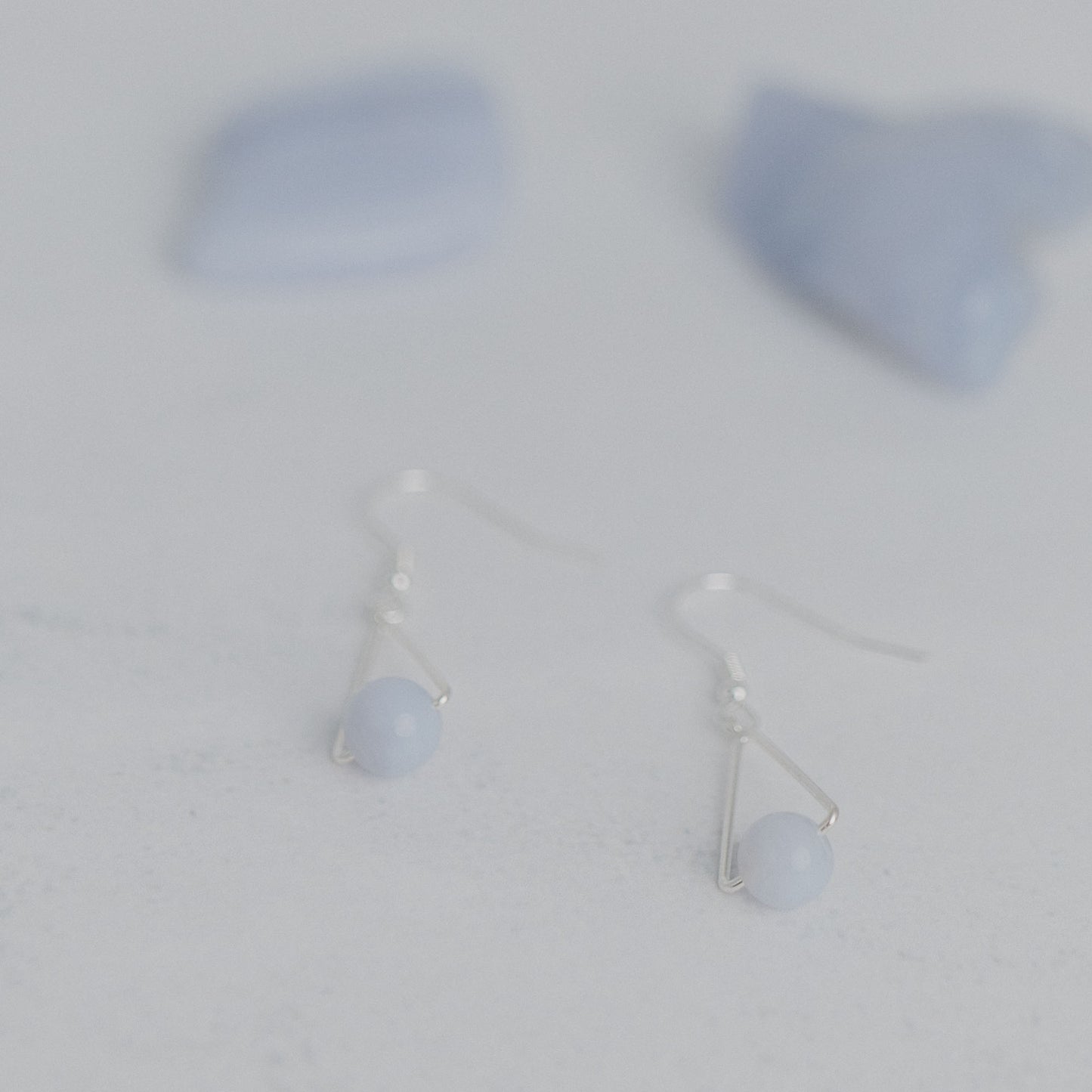 Handgefertigte Montara Ohrringe in Dreiecksform – inspiriert von der Bergform. Dezenter, moderner Edelsteinschmuck mit Chalcedon. Einzigartige Begleiter von Moonlight Edelsteine