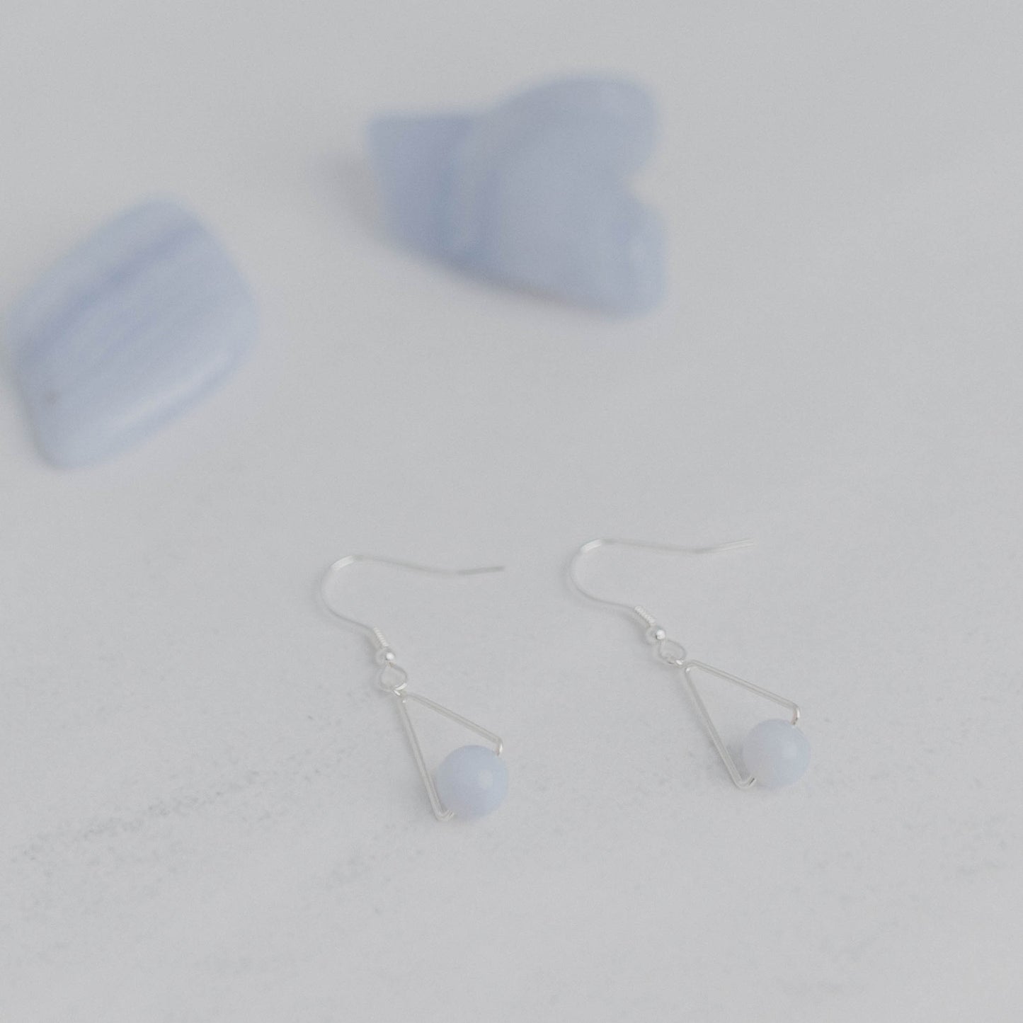 Handgefertigte Montara Ohrringe in Dreiecksform – inspiriert von der Bergform. Dezenter, moderner Edelsteinschmuck mit Chalcedon. Einzigartige Begleiter von Moonlight Edelsteine