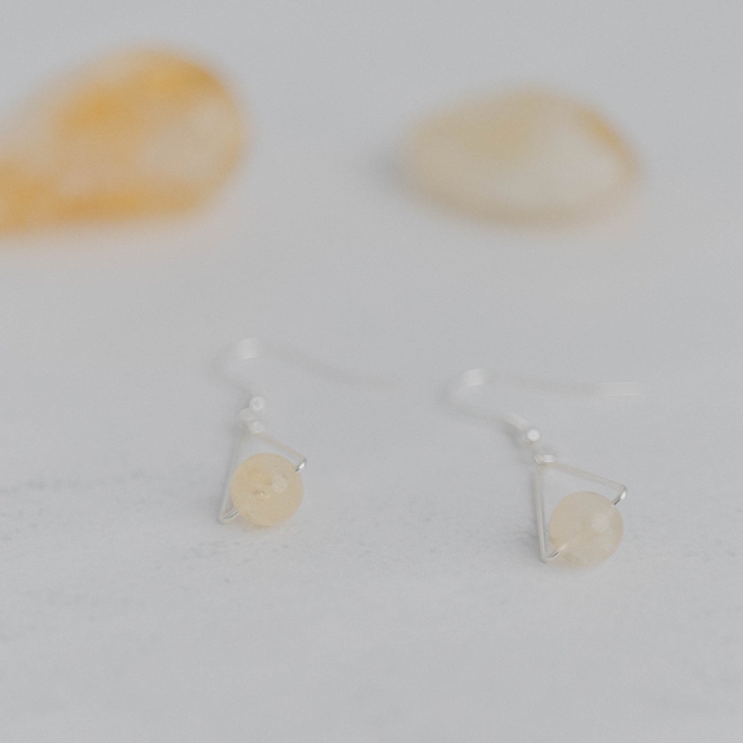 Handgefertigte Montara Ohrringe in Dreiecksform – inspiriert von der Bergform. Dezenter, moderner Edelsteinschmuck mit Citrin. Einzigartige Begleiter von Moonlight Edelsteine