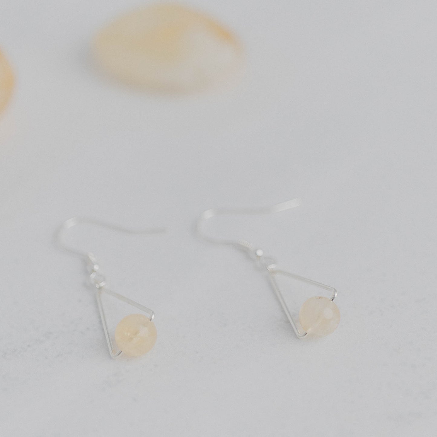 Handgefertigte Montara Ohrringe in Dreiecksform – inspiriert von der Bergform. Dezenter, moderner Edelsteinschmuck mit Citrin. Einzigartige Begleiter von Moonlight Edelsteine