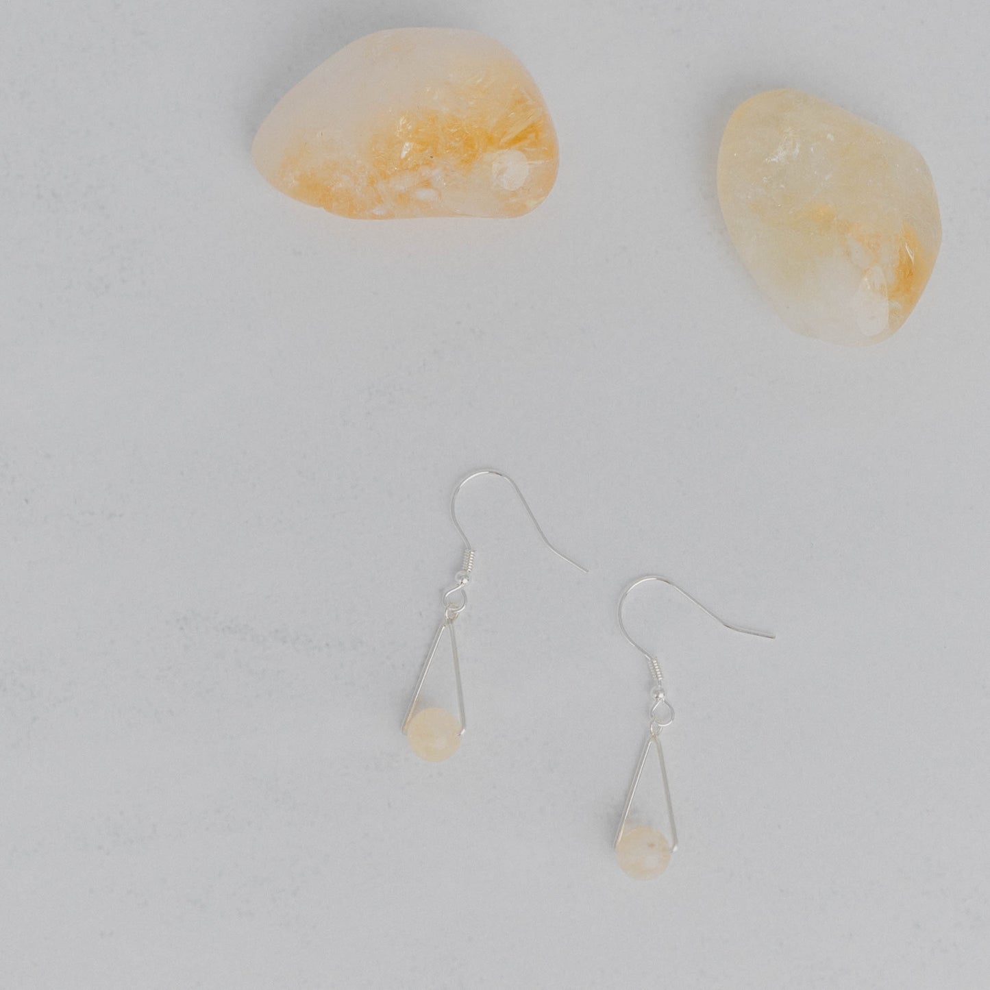 Handgefertigte Montara Ohrringe in Dreiecksform – inspiriert von der Bergform. Dezenter, moderner Edelsteinschmuck mit Citrin. Einzigartige Begleiter von Moonlight Edelsteine