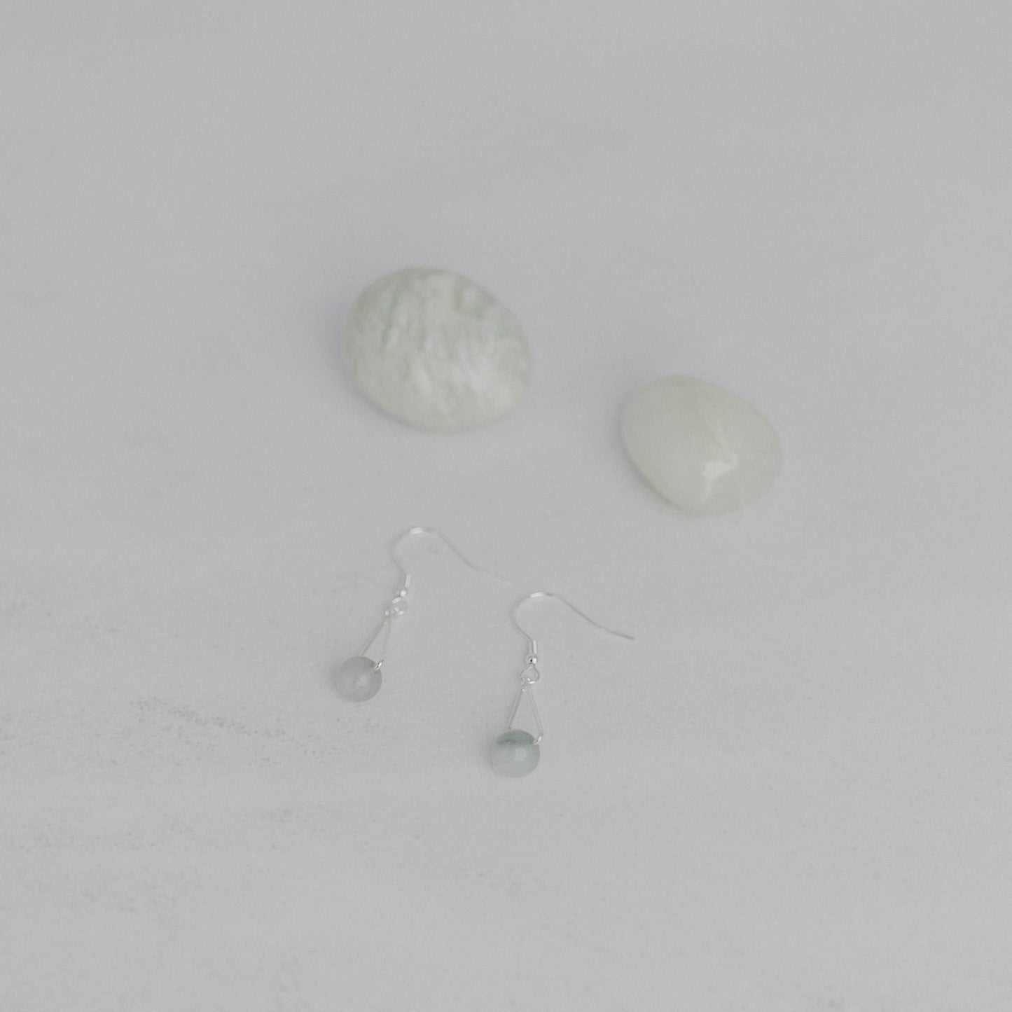 Handgefertigte Montara Ohrringe in Dreiecksform – inspiriert von der Bergform. Dezenter, moderner Edelsteinschmuck mit Jade. Einzigartige Begleiter von Moonlight Edelsteine.