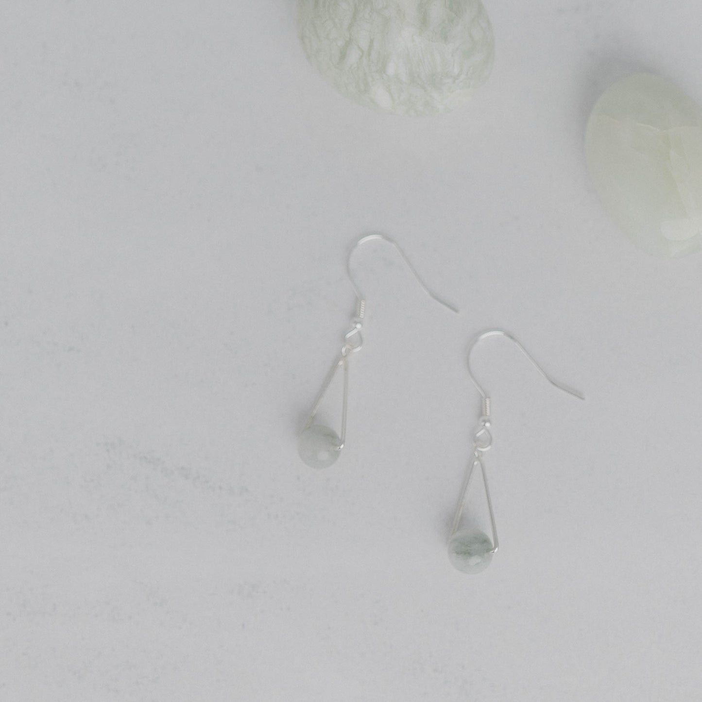 Handgefertigte Montara Ohrringe in Dreiecksform – inspiriert von der Bergform. Dezenter, moderner Edelsteinschmuck mit Jade. Einzigartige Begleiter von Moonlight Edelsteine.