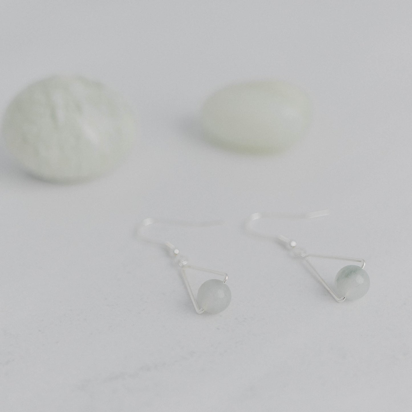 Handgefertigte Montara Ohrringe in Dreiecksform – inspiriert von der Bergform. Dezenter, moderner Edelsteinschmuck mit Jade. Einzigartige Begleiter von Moonlight Edelsteine.
