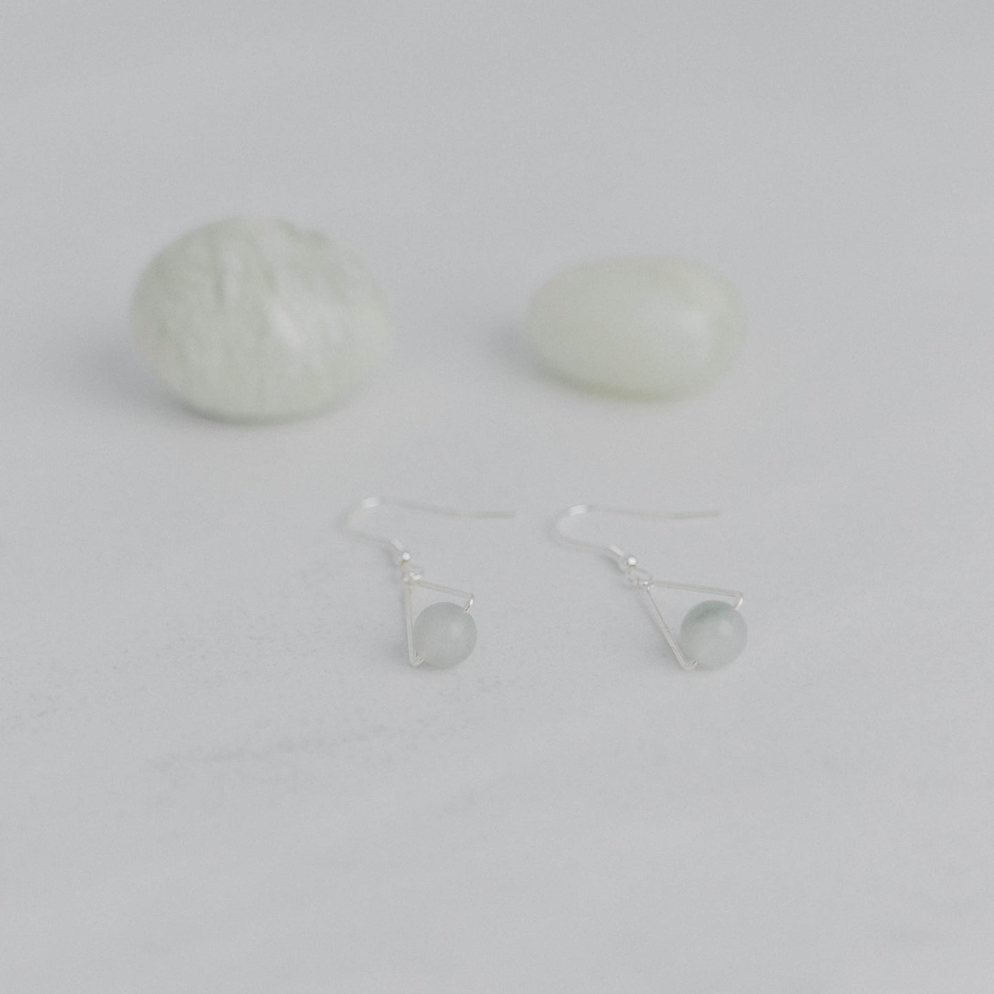 Handgefertigte Montara Ohrringe in Dreiecksform – inspiriert von der Bergform. Dezenter, moderner Edelsteinschmuck mit Jade. Einzigartige Begleiter von Moonlight Edelsteine.