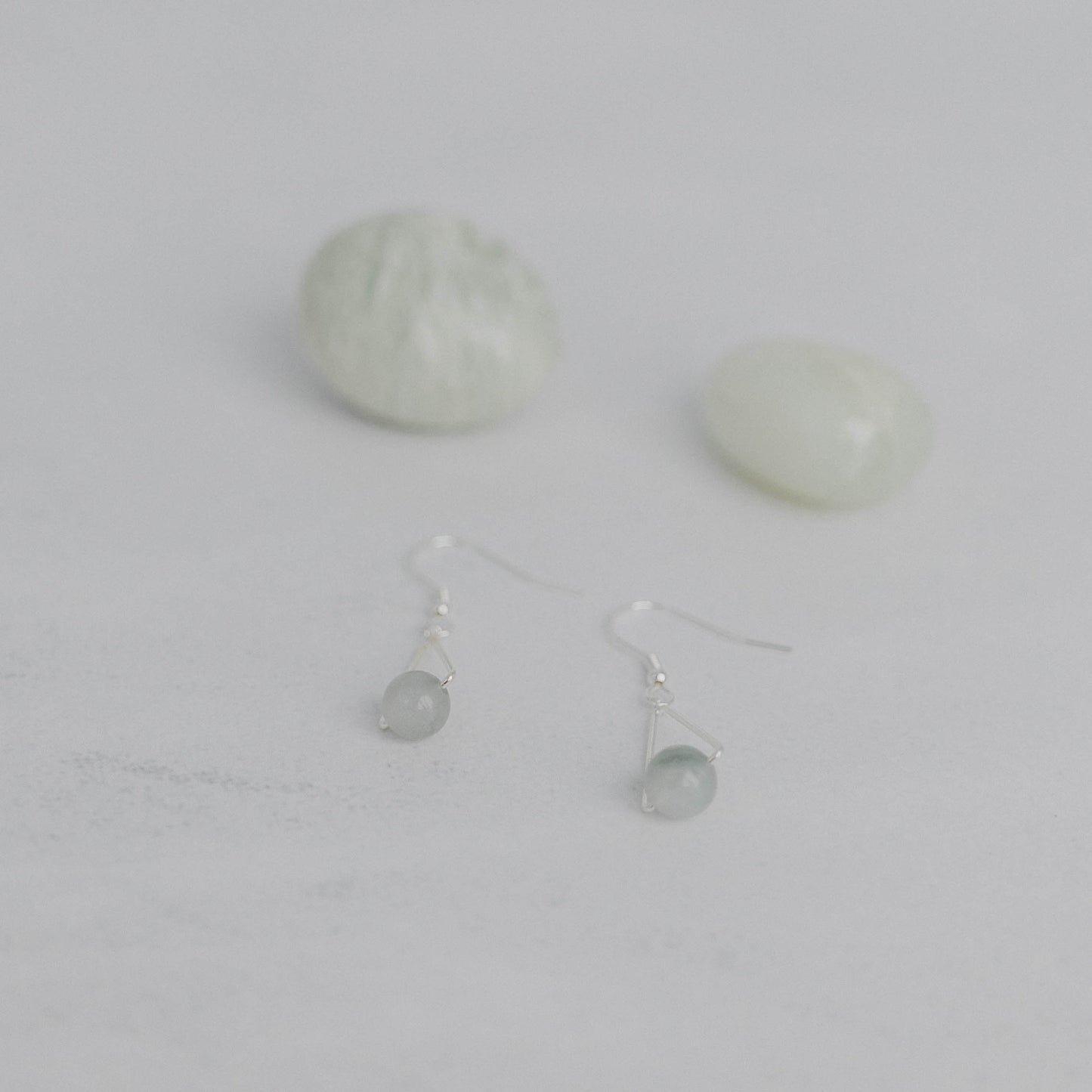 Handgefertigte Montara Ohrringe in Dreiecksform – inspiriert von der Bergform. Dezenter, moderner Edelsteinschmuck mit Jade. Einzigartige Begleiter von Moonlight Edelsteine.