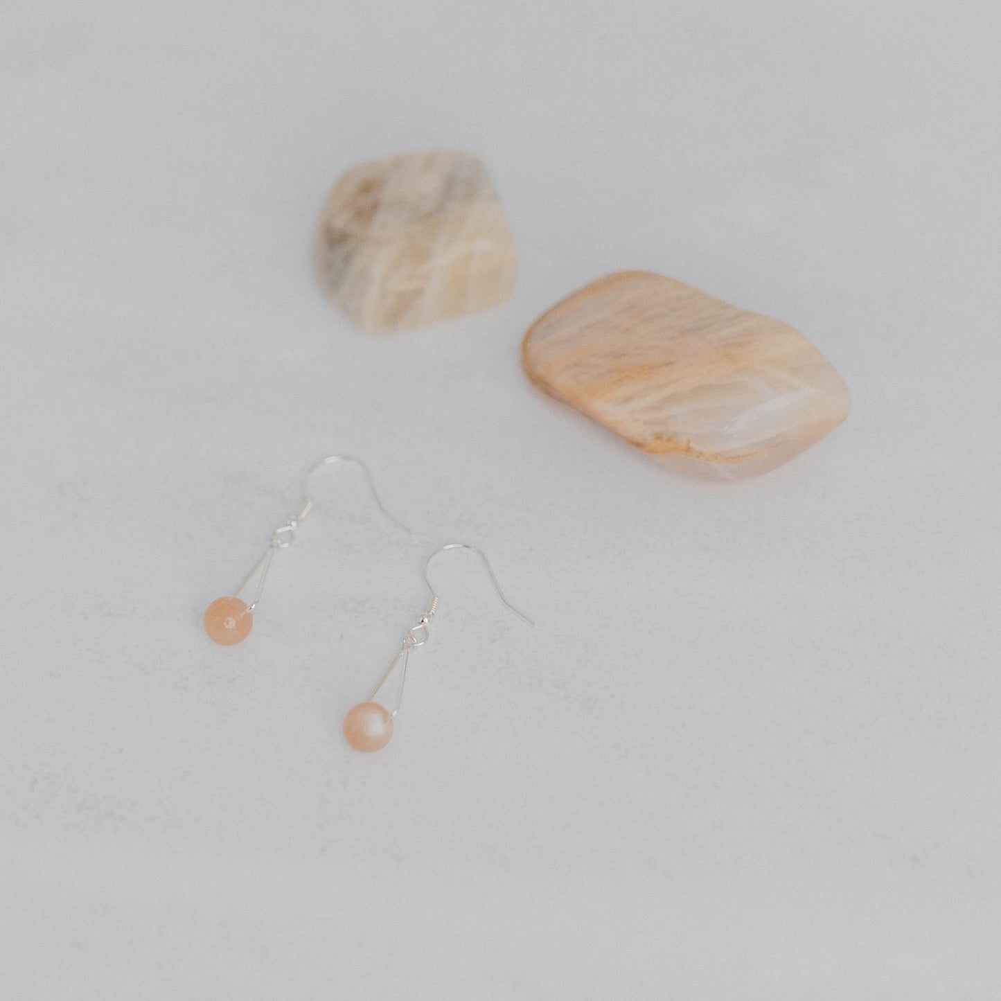 Handgefertigte Montara Ohrringe in Dreiecksform – inspiriert von der Bergform. Dezenter, moderner Edelsteinschmuck mit rosé Mondstein. Einzigartige Begleiter von Moonlight Edelsteine.