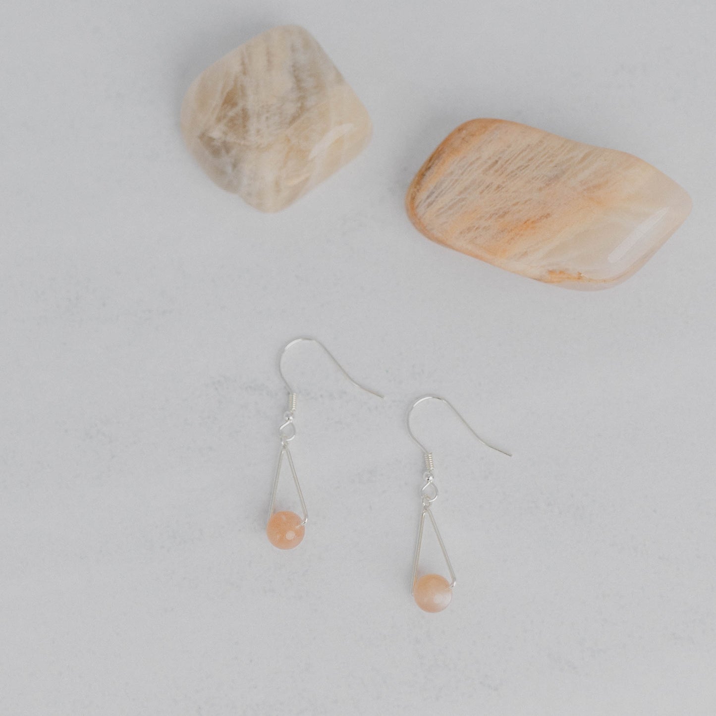 Handgefertigte Montara Ohrringe in Dreiecksform – inspiriert von der Bergform. Dezenter, moderner Edelsteinschmuck mit rosé Mondstein. Einzigartige Begleiter von Moonlight Edelsteine.