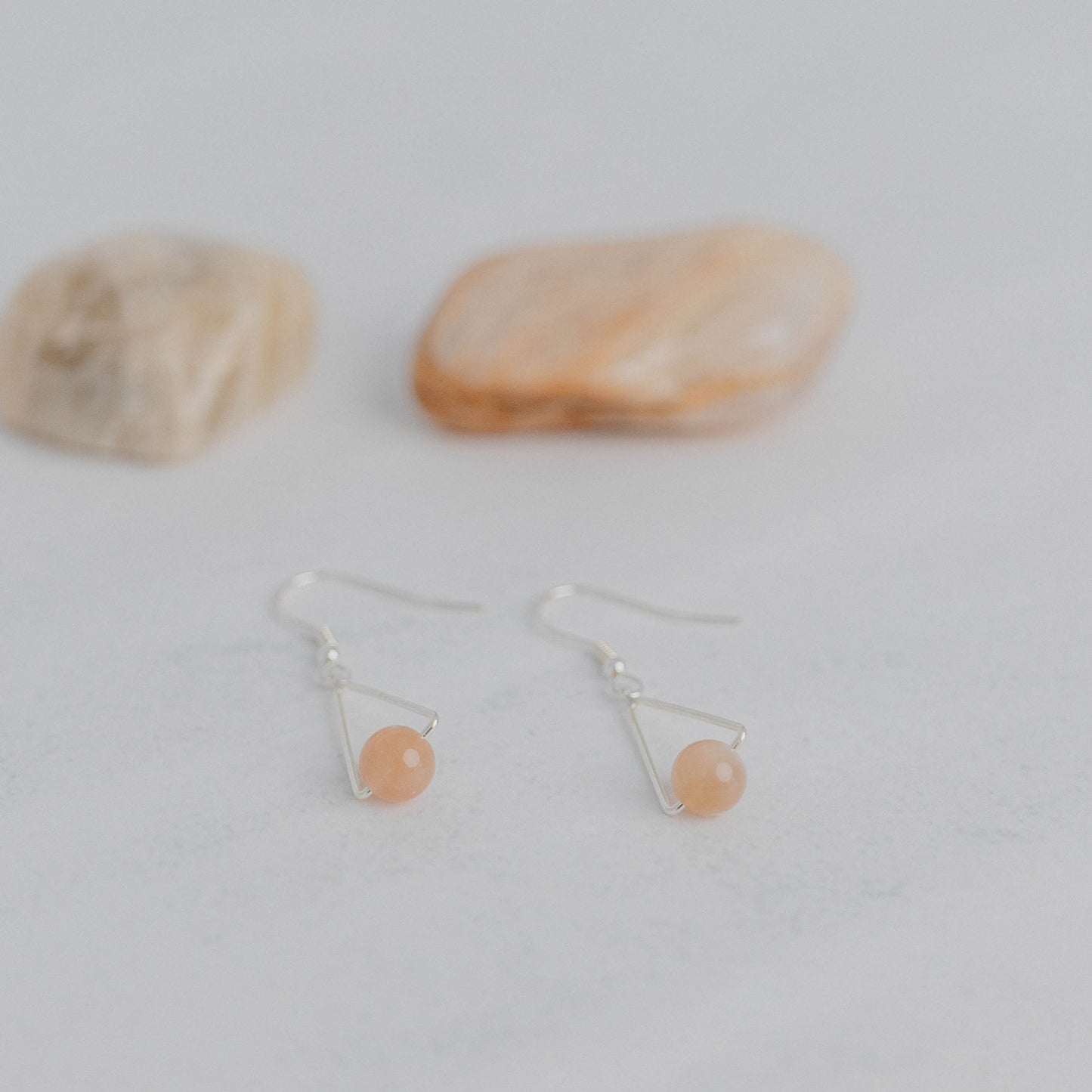Handgefertigte Montara Ohrringe in Dreiecksform – inspiriert von der Bergform. Dezenter, moderner Edelsteinschmuck mit rosé Mondstein. Einzigartige Begleiter von Moonlight Edelsteine.