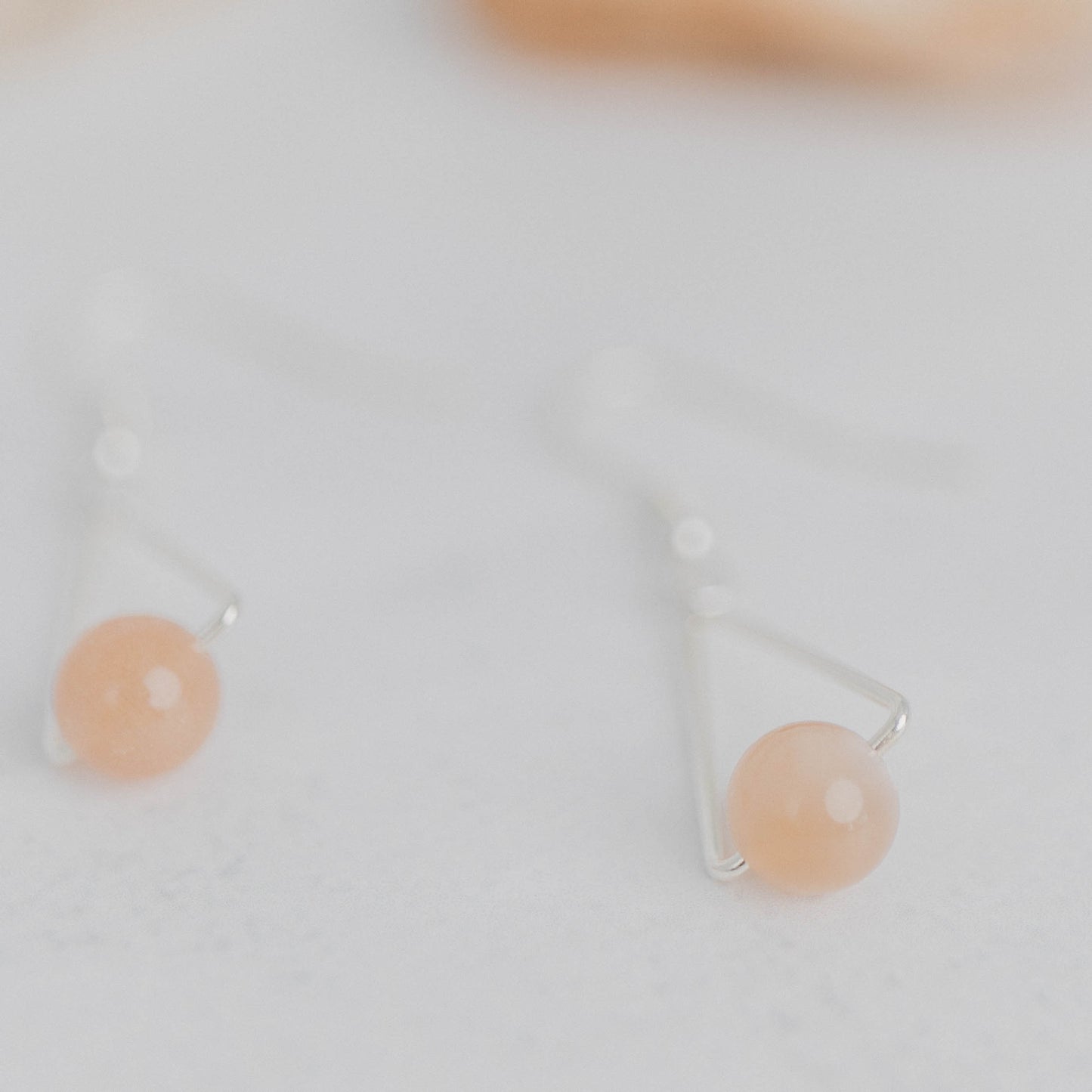 Handgefertigte Montara Ohrringe in Dreiecksform – inspiriert von der Bergform. Dezenter, moderner Edelsteinschmuck mit rosé Mondstein. Einzigartige Begleiter von Moonlight Edelsteine.