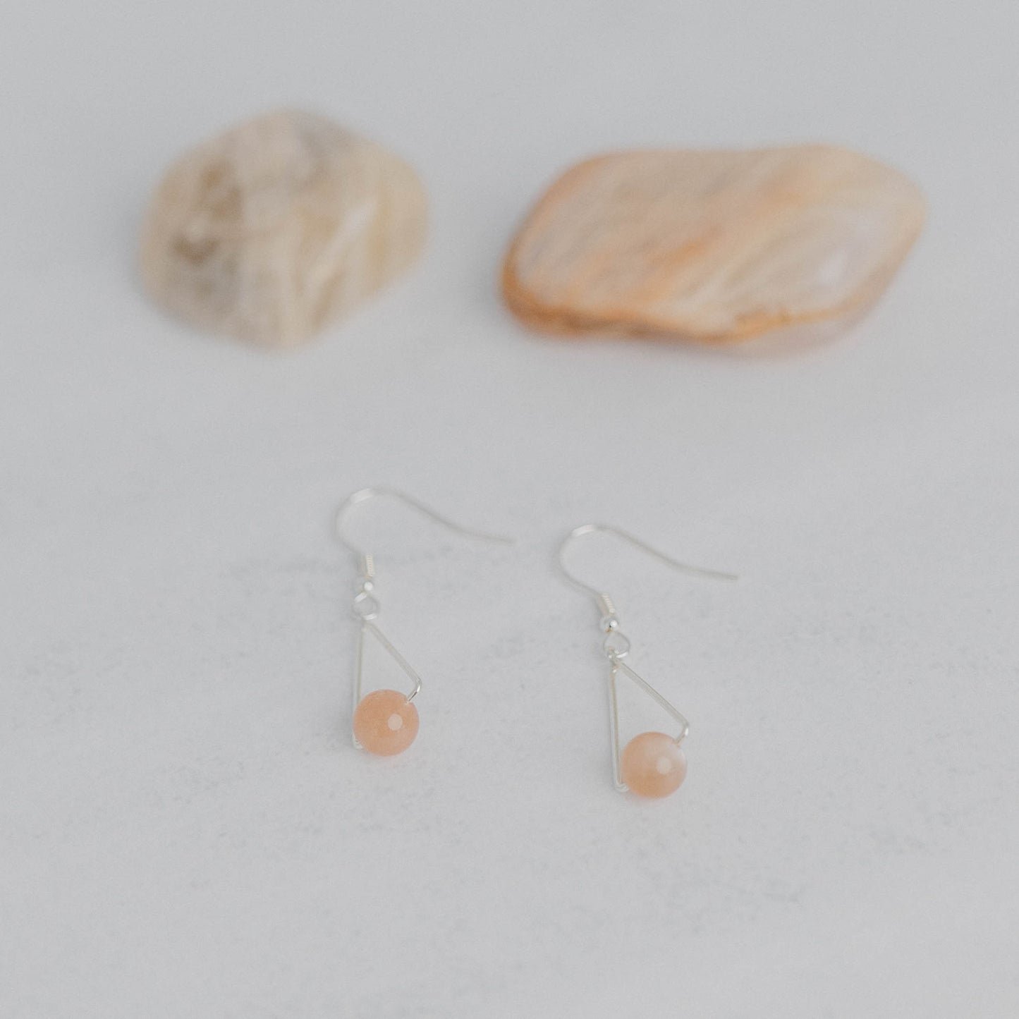 Handgefertigte Montara Ohrringe in Dreiecksform – inspiriert von der Bergform. Dezenter, moderner Edelsteinschmuck mit rosé Mondstein. Einzigartige Begleiter von Moonlight Edelsteine.