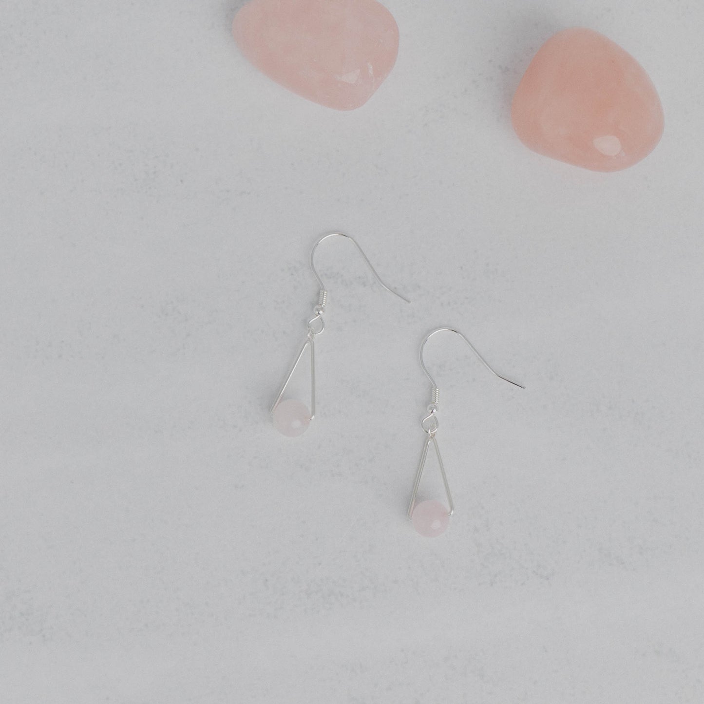 Handgefertigte Montara Ohrringe in Dreiecksform – inspiriert von der Bergform. Dezenter, moderner Edelsteinschmuck mit Rosenquarz. Einzigartige Begleiter von Moonlight Edelsteine.