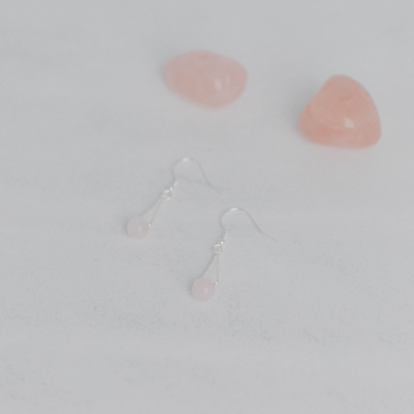 Handgefertigte Montara Ohrringe in Dreiecksform – inspiriert von der Bergform. Dezenter, moderner Edelsteinschmuck mit Rosenquarz. Einzigartige Begleiter von Moonlight Edelsteine.