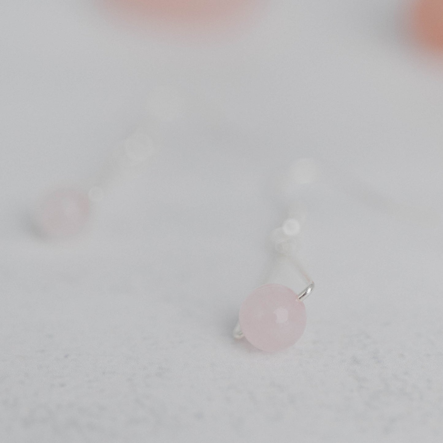 Handgefertigte Montara Ohrringe in Dreiecksform – inspiriert von der Bergform. Dezenter, moderner Edelsteinschmuck mit Rosenquarz. Einzigartige Begleiter von Moonlight Edelsteine.
