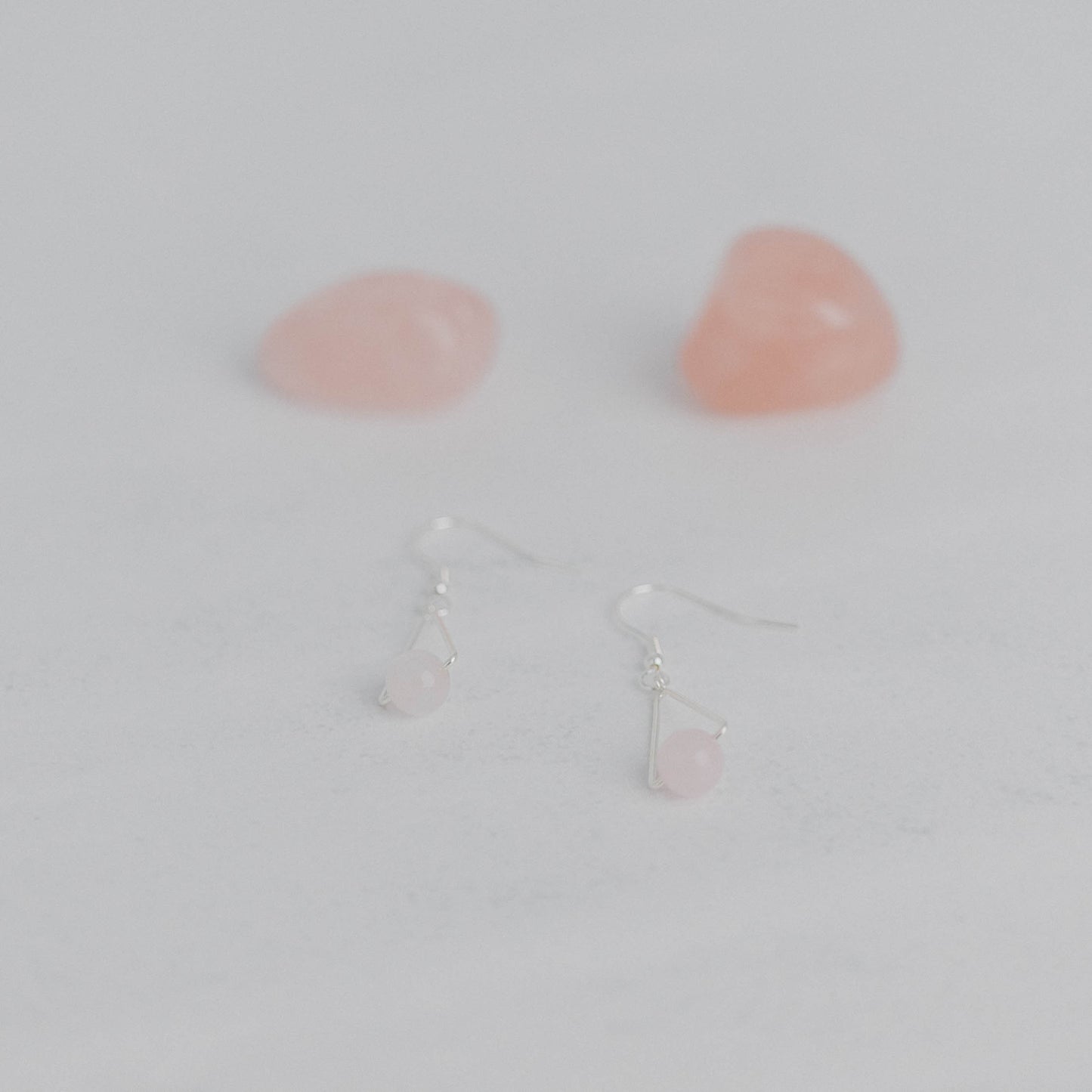 Handgefertigte Montara Ohrringe in Dreiecksform – inspiriert von der Bergform. Dezenter, moderner Edelsteinschmuck mit Rosenquarz. Einzigartige Begleiter von Moonlight Edelsteine.