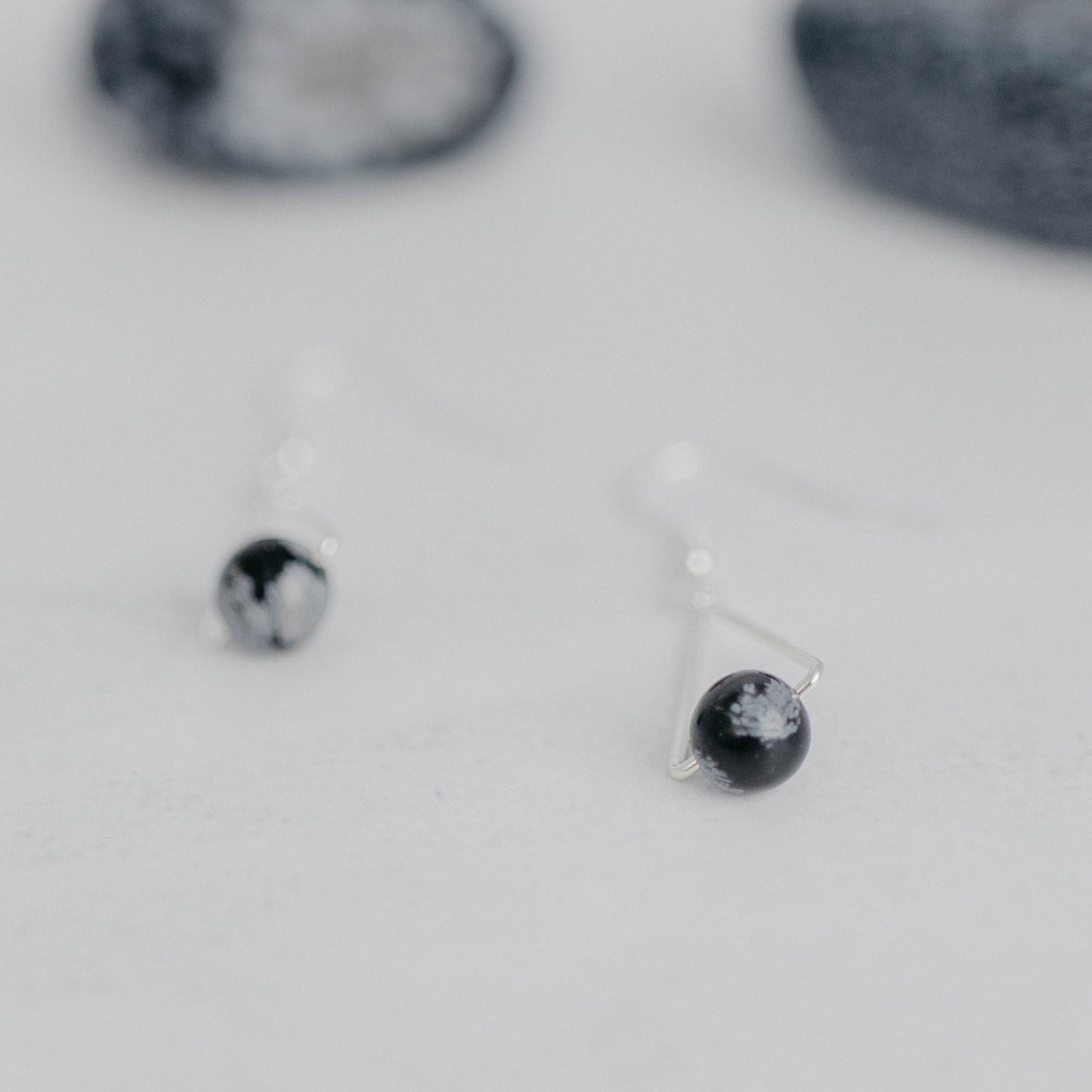 Handgefertigte Montara Ohrringe in Dreiecksform – inspiriert von der Bergform. Dezenter, moderner Edelsteinschmuck mit Schneeflockenobsidian. Einzigartige Begleiter von Moonlight Edelsteine.