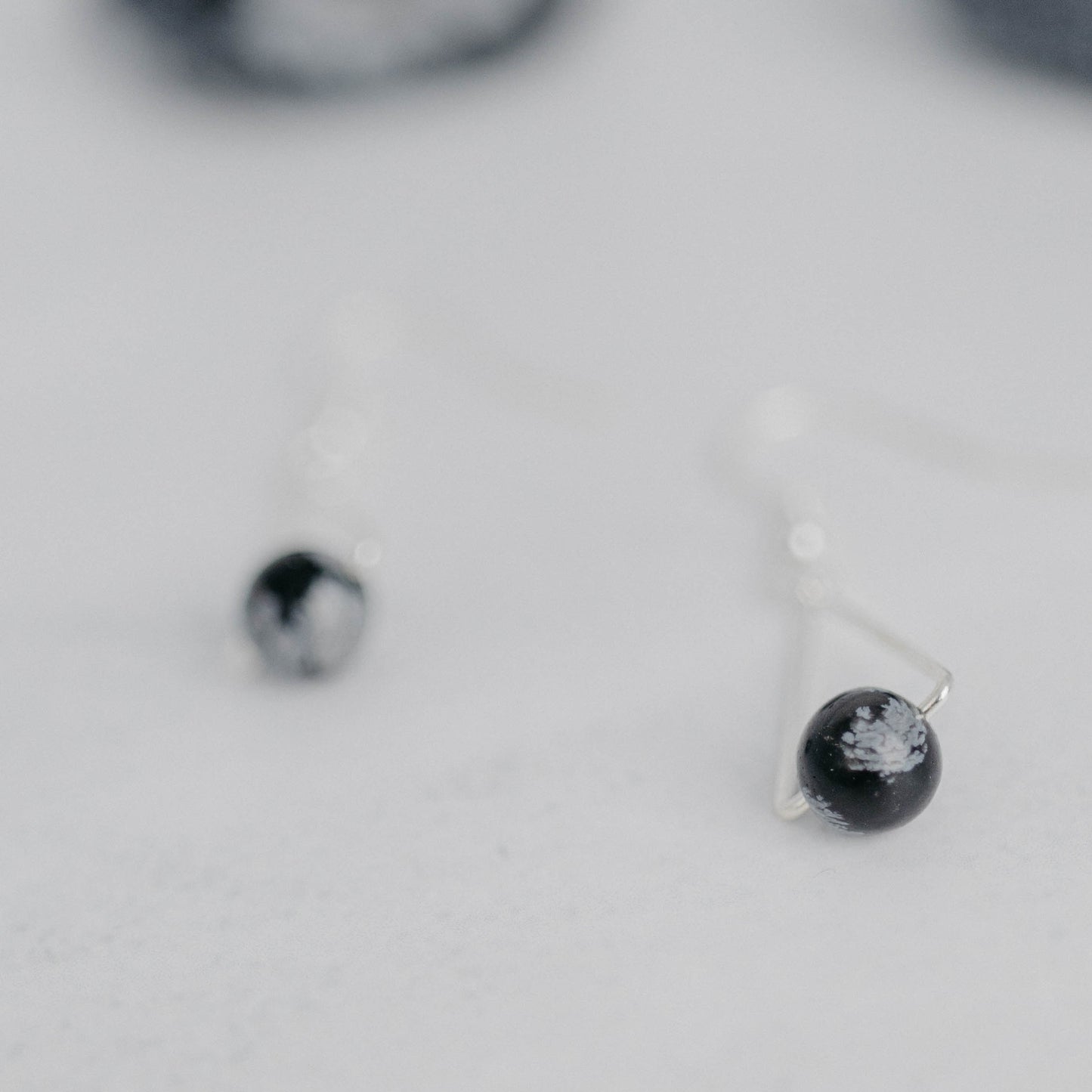 Handgefertigte Montara Ohrringe in Dreiecksform – inspiriert von der Bergform. Dezenter, moderner Edelsteinschmuck mit Schneeflockenobsidian. Einzigartige Begleiter von Moonlight Edelsteine.