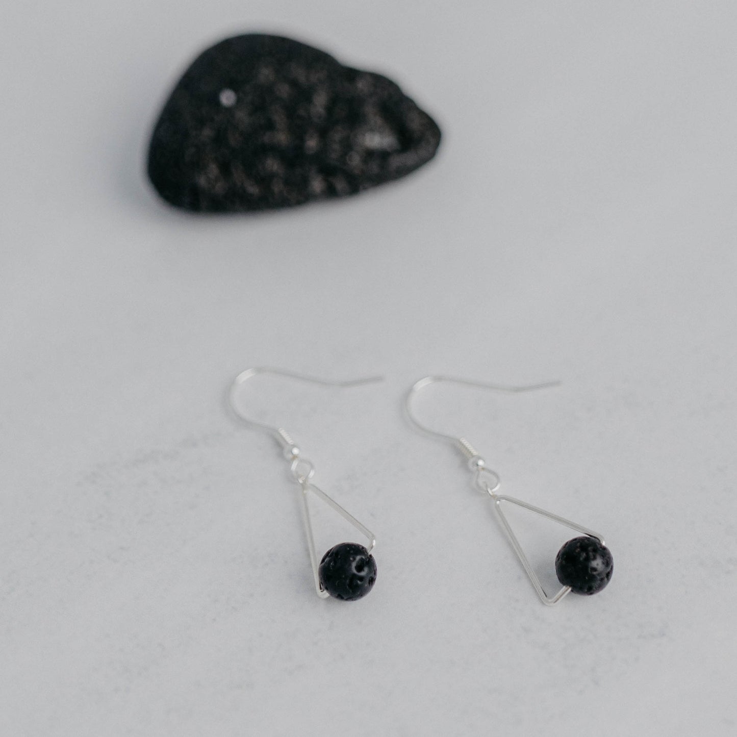 Handgefertigte Montara Ohrringe in Dreiecksform – inspiriert von der Bergform. Dezenter, moderner Edelsteinschmuck mit Lava. Einzigartige Begleiter von Moonlight Edelsteine.