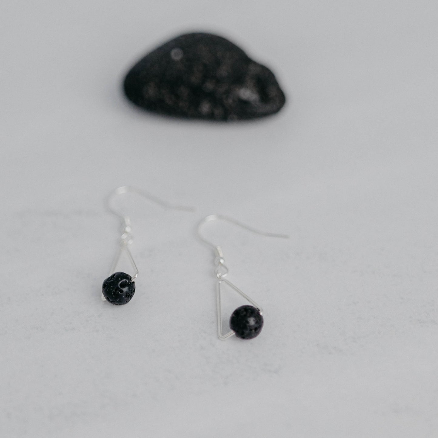 Handgefertigte Montara Ohrringe in Dreiecksform – inspiriert von der Bergform. Dezenter, moderner Edelsteinschmuck mit Lava. Einzigartige Begleiter von Moonlight Edelsteine.