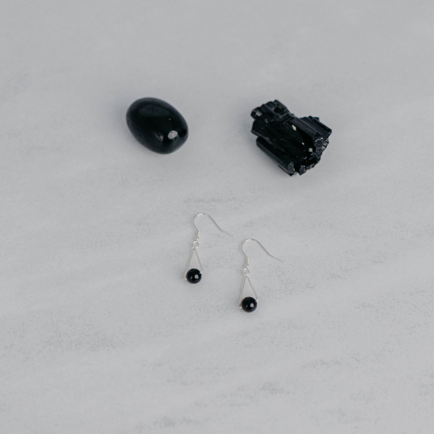 Handgefertigte Montara Ohrringe in Dreiecksform – inspiriert von der Bergform. Dezenter, moderner Edelsteinschmuck mit schwarzer Turmalin. Einzigartige Begleiter von Moonlight Edelsteine.