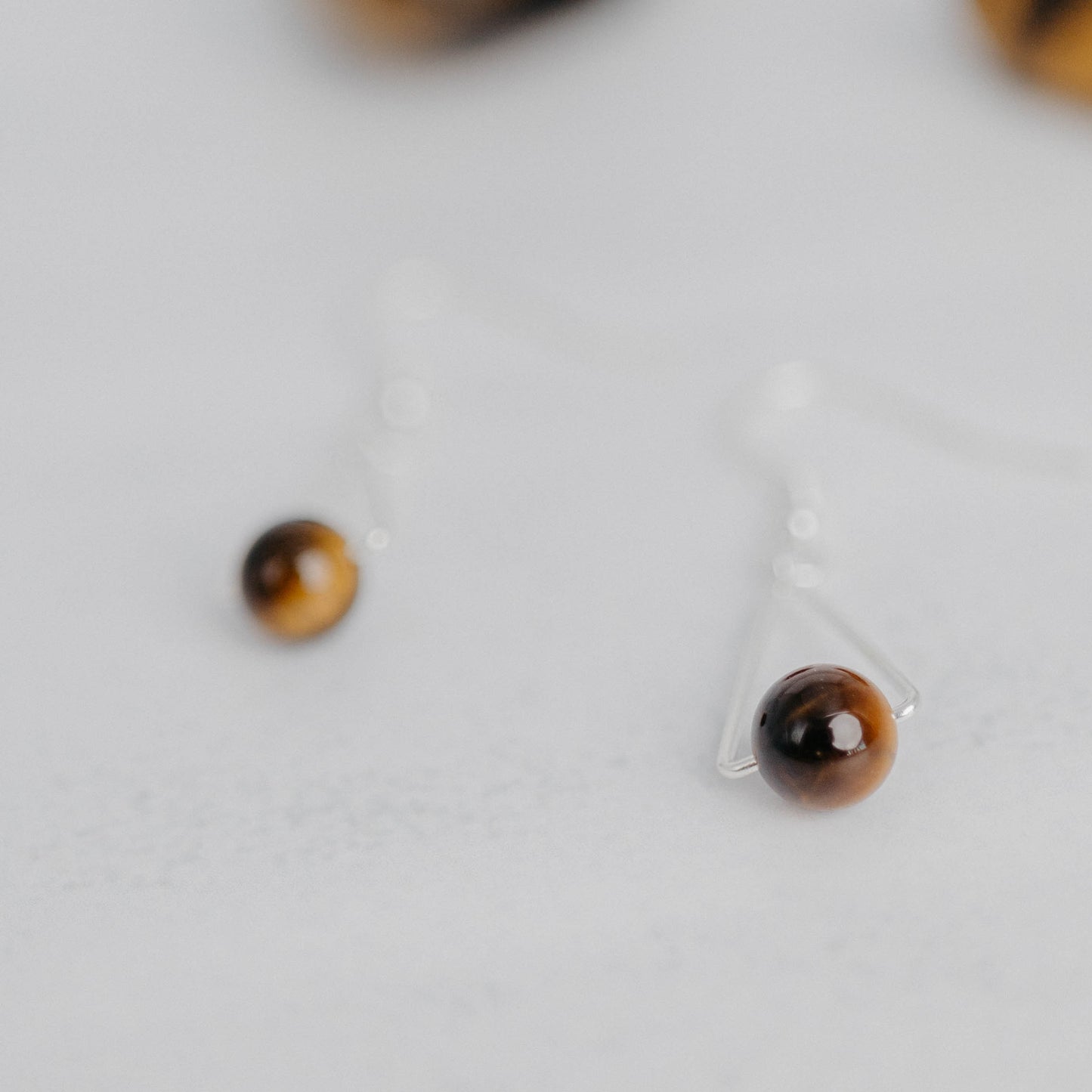 Handgefertigte Montara Ohrringe in Dreiecksform – inspiriert von der Bergform. Dezenter, moderner Edelsteinschmuck mit Tigerauge. Einzigartige Begleiter von Moonlight Edelsteine.
