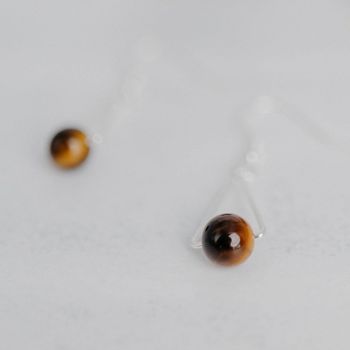 Handgefertigte Montara Ohrringe in Dreiecksform – inspiriert von der Bergform. Dezenter, moderner Edelsteinschmuck mit Tigerauge. Einzigartige Begleiter von Moonlight Edelsteine.
