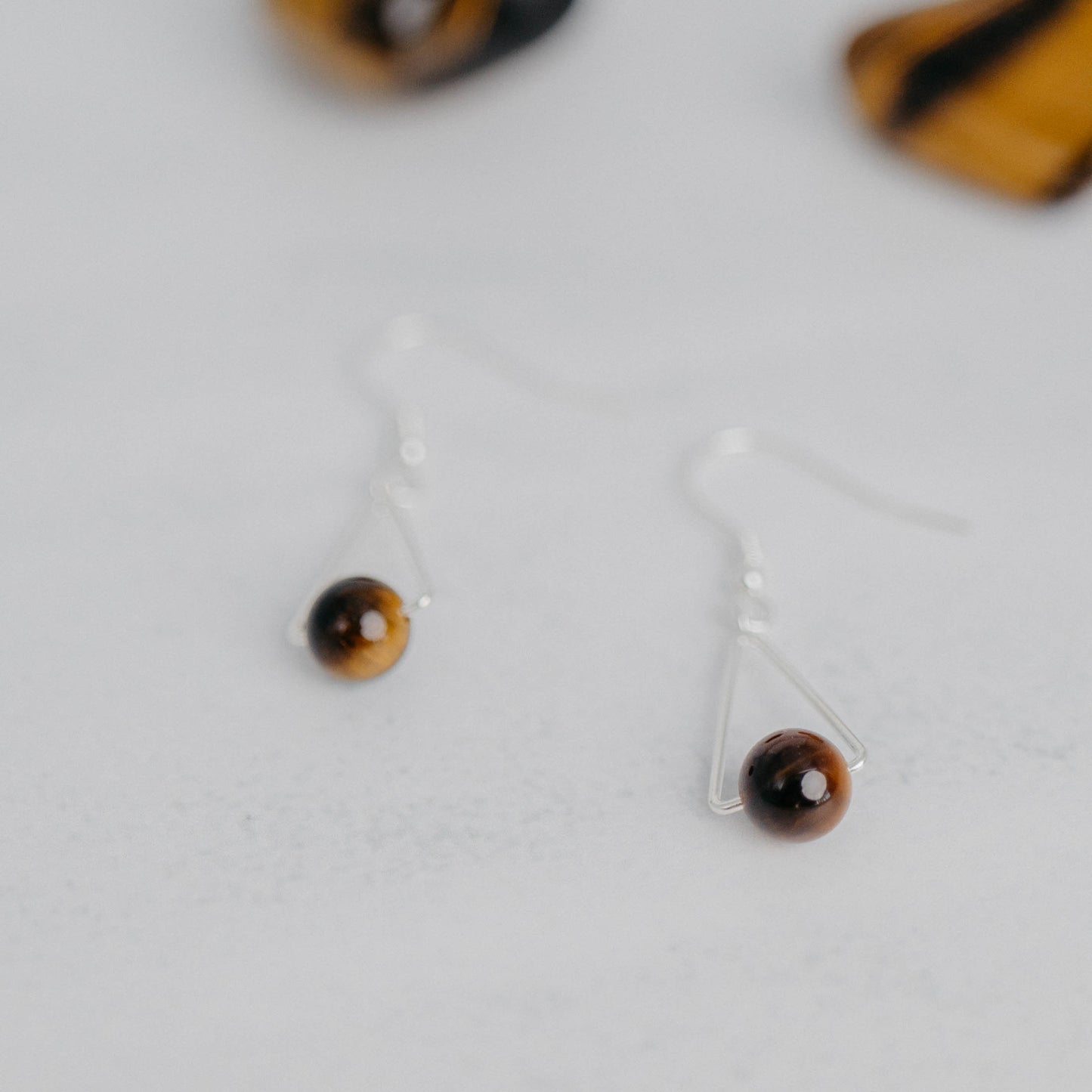 Handgefertigte Montara Ohrringe in Dreiecksform – inspiriert von der Bergform. Dezenter, moderner Edelsteinschmuck mit Tigerauge. Einzigartige Begleiter von Moonlight Edelsteine.