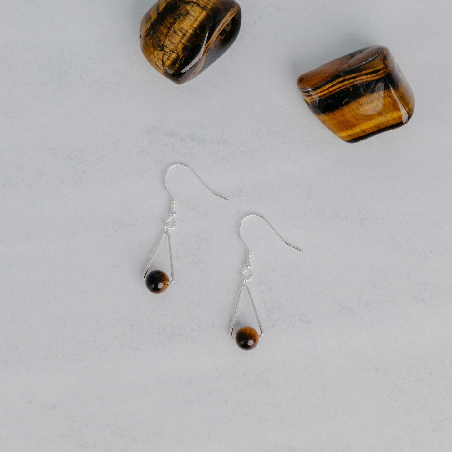 Handgefertigte Montara Ohrringe in Dreiecksform – inspiriert von der Bergform. Dezenter, moderner Edelsteinschmuck mit Tigerauge. Einzigartige Begleiter von Moonlight Edelsteine.