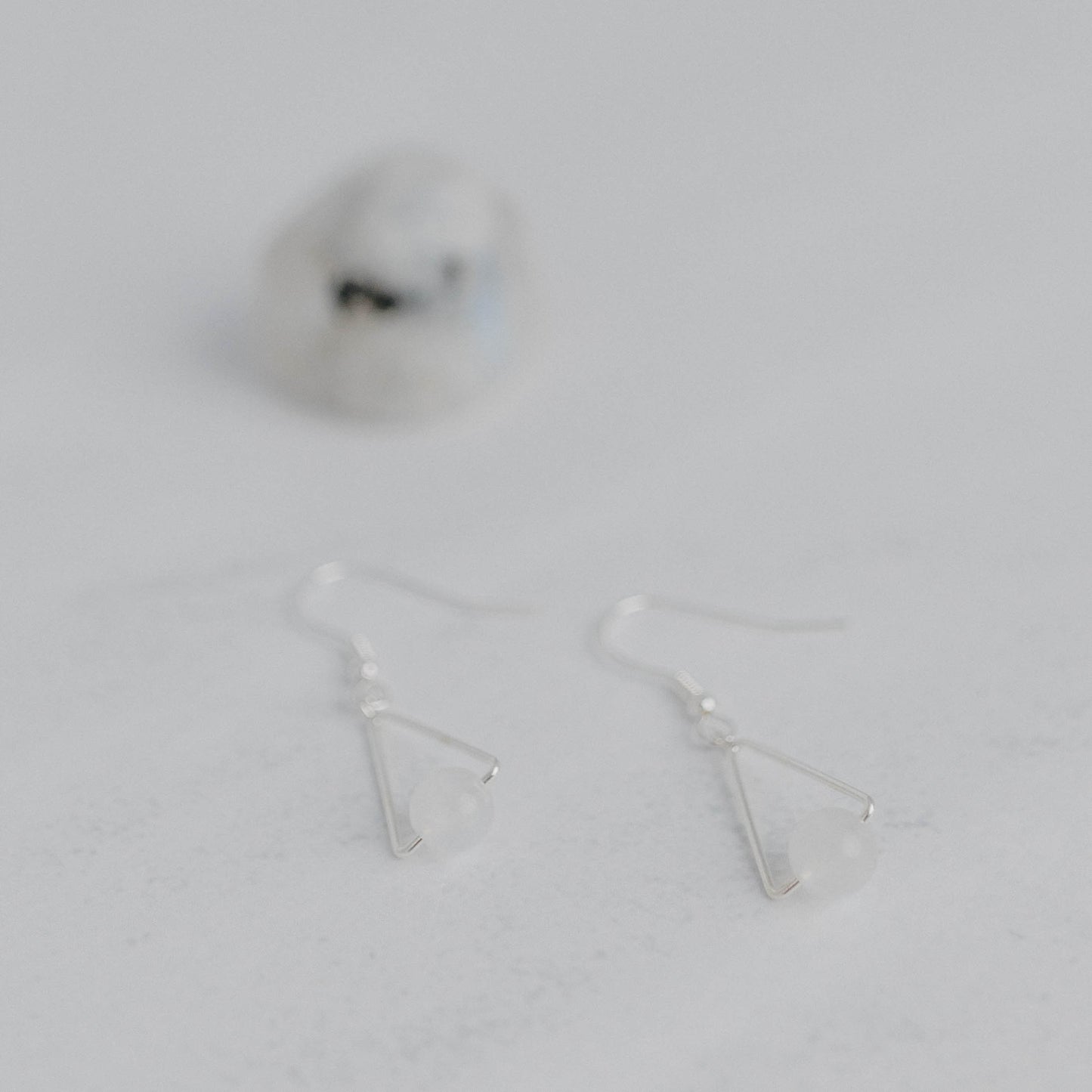 Handgefertigte Montara Ohrringe in Dreiecksform – inspiriert von der Bergform. Dezenter, moderner Edelsteinschmuck mit weisser Mondstein. Einzigartige Begleiter von Moonlight Edelsteine.