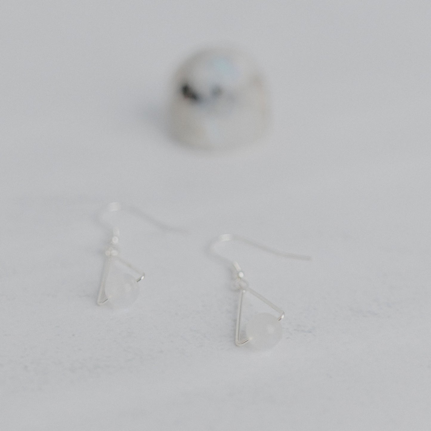 Handgefertigte Montara Ohrringe in Dreiecksform – inspiriert von der Bergform. Dezenter, moderner Edelsteinschmuck mit weisser Mondstein. Einzigartige Begleiter von Moonlight Edelsteine.