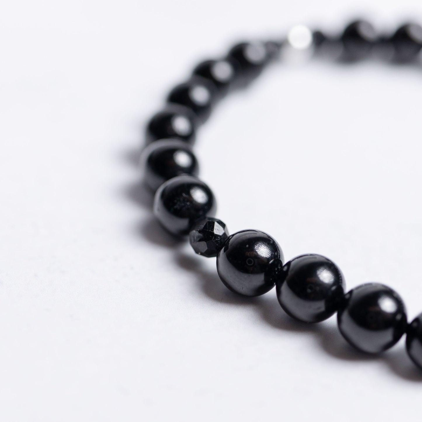Schutz Armband mit 6mm schwarzen Turmalin Perlen – handgefertigt von Moonlight Edelsteine