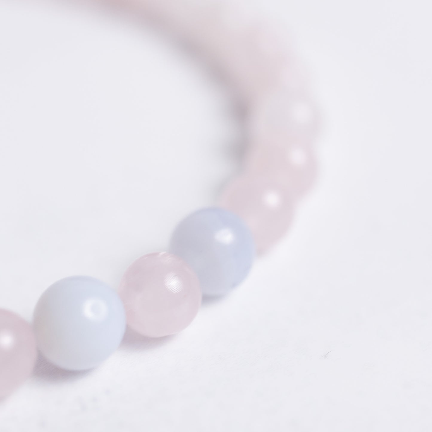 Selbstliebe Armband mit 4mm Perlen aus Rosenquarz und Chalcedon – filigraner Edelsteinschmuck für Herzöffnung und Balance