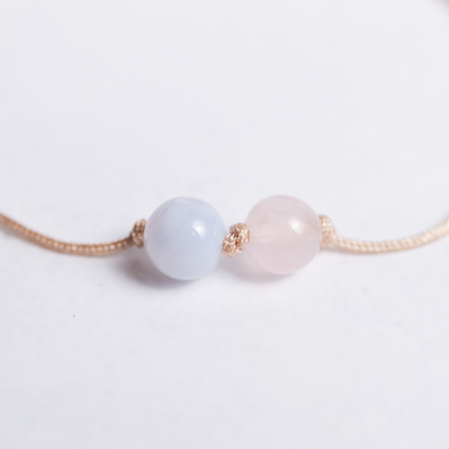 Selbstliebe Armband auf Nylonband mit je einer 6mm Perle aus Rosenquarz und Chalcedon – liebevoll handgefertigt, schlicht und voller Energie