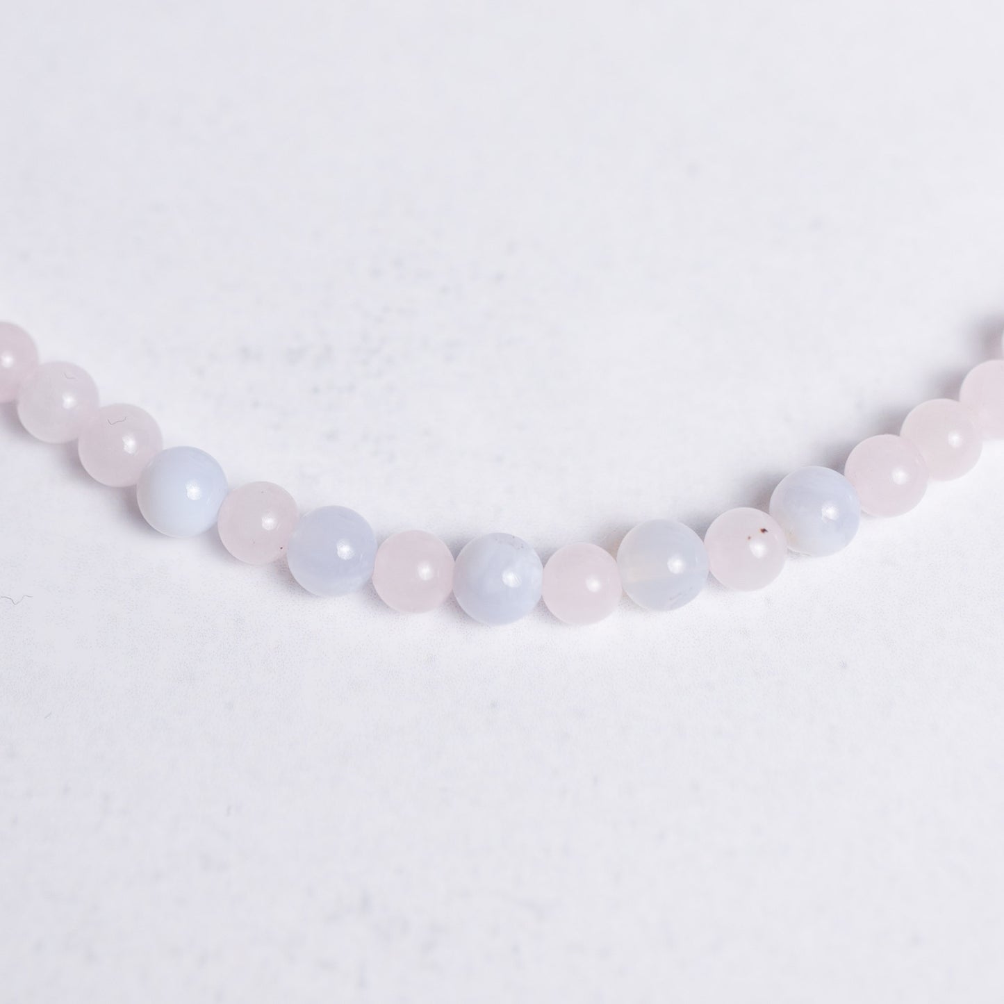 Selbstliebe Kette mit 4mm Perlen aus Rosenquarz und Chalcedon – handgefertigt, zart und voller Energie für Herz und Seele