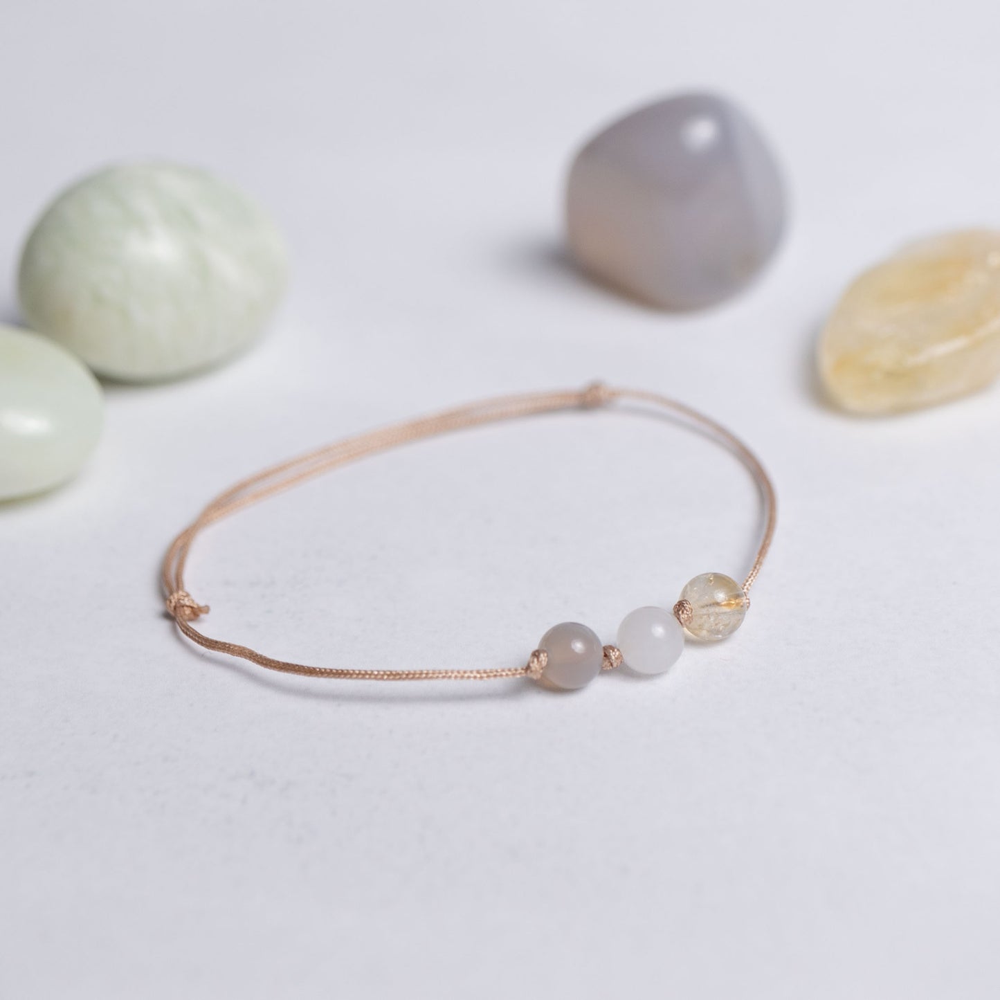 Surf die Welle Armband mit Nylonband und je einer 6mm Perle aus Achat, Jade und Citrin – leichter Schmuck voller Energie, Vertrauen und Freude