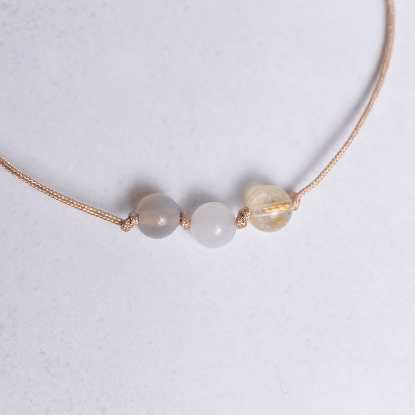 Surf die Welle Armband mit Nylonband und je einer 6mm Perle aus Achat, Jade und Citrin – leichter Schmuck voller Energie, Vertrauen und Freude
