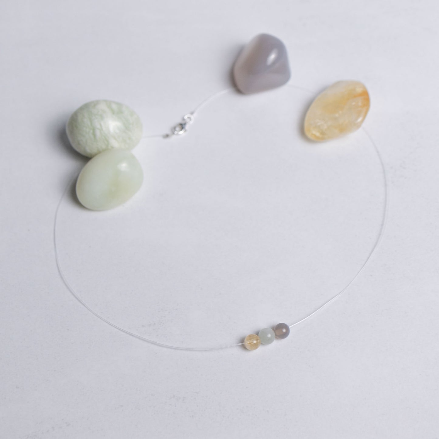 Surf die Welle Kette mit transparentem Nylonband und je einer 6mm Perle aus Achat, Jade und Citrin – stilvoller Begleiter für Energie und Harmonie