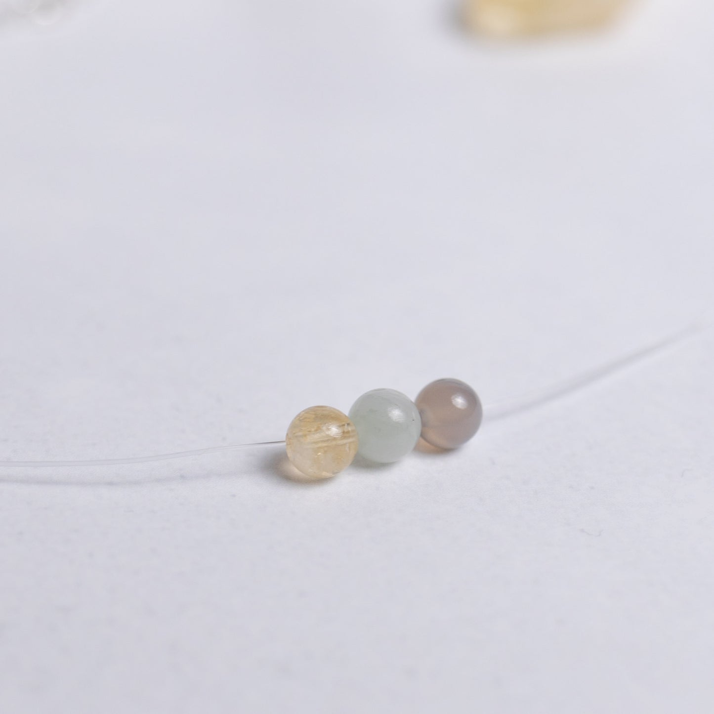 Surf die Welle Kette mit transparentem Nylonband und je einer 6mm Perle aus Achat, Jade und Citrin – stilvoller Begleiter für Energie und Harmonie