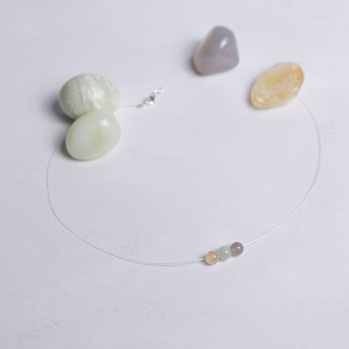 Surf die Welle Kette mit transparentem Nylonband und je einer 6mm Perle aus Achat, Jade und Citrin – stilvoller Begleiter für Energie und Harmonie