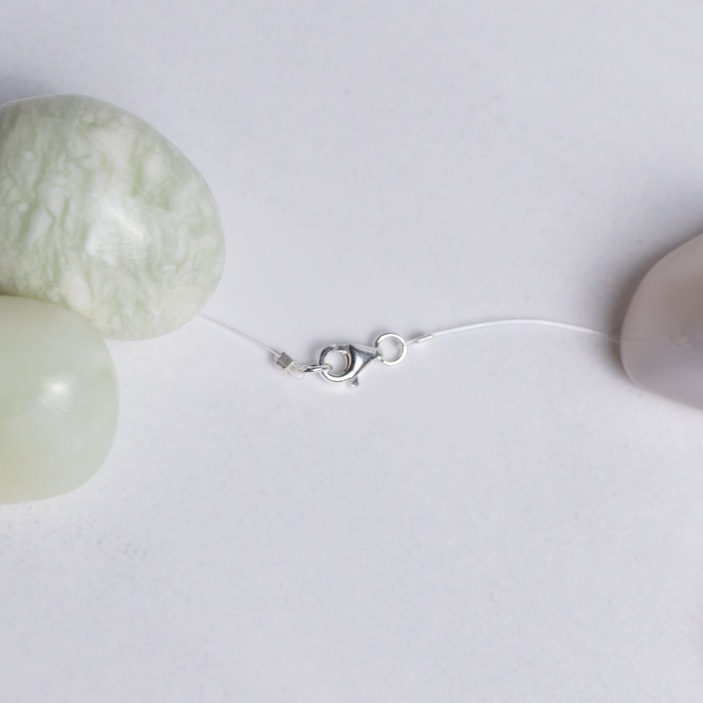Surf die Welle Kette mit transparentem Nylonband und je einer 6mm Perle aus Achat, Jade und Citrin – stilvoller Begleiter für Energie und Harmonie