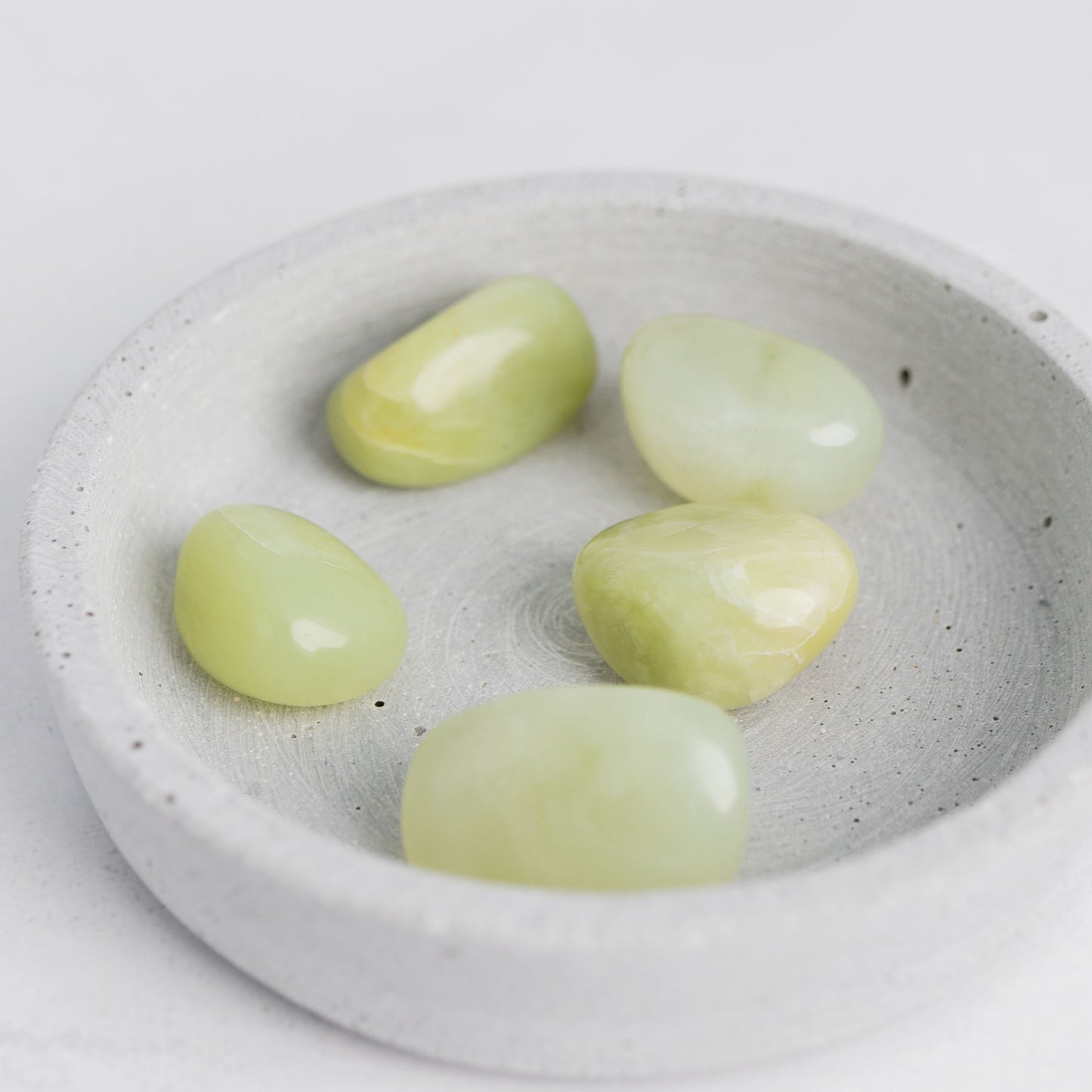 Trommelstein Jade – im Einklang mit der Erde, fördert Harmonie & Wohlstand.