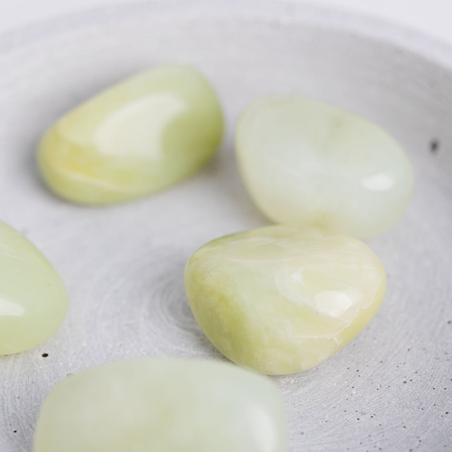Trommelstein Jade – im Einklang mit der Erde, fördert Harmonie & Wohlstand.