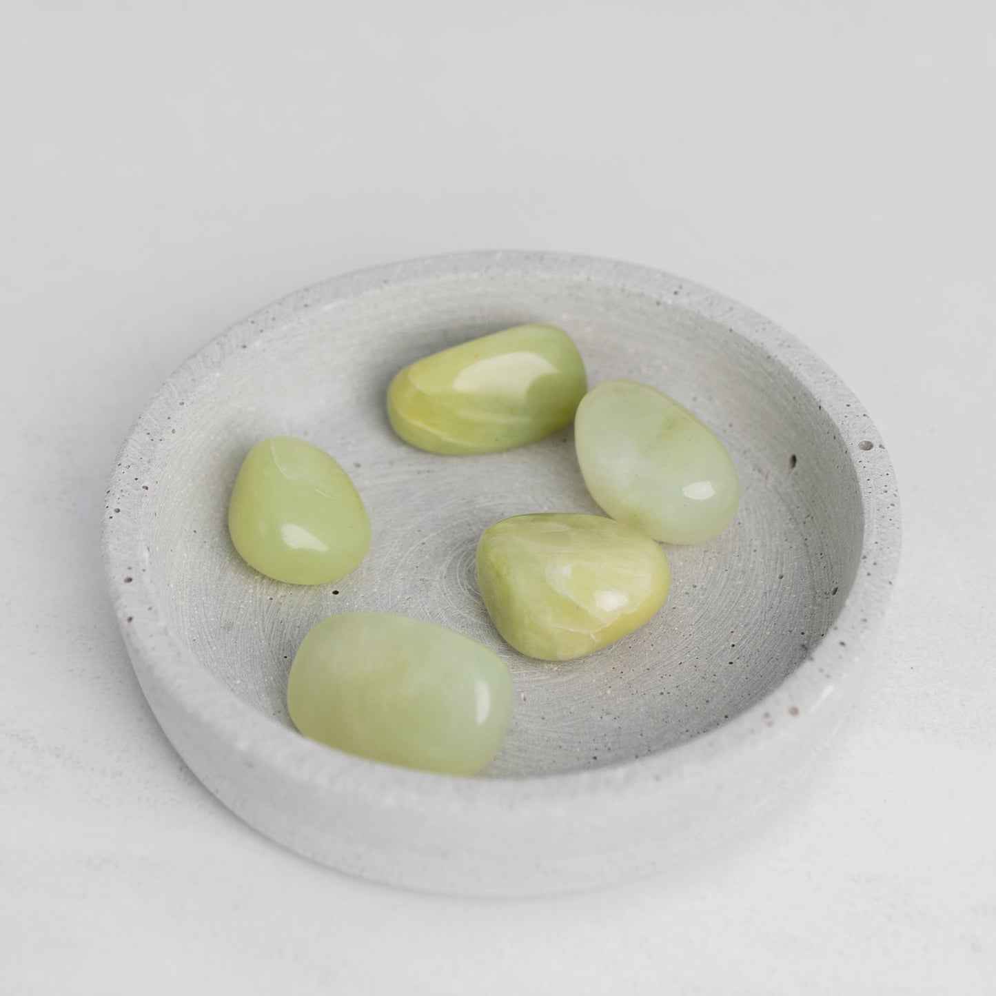 Trommelstein Jade – im Einklang mit der Erde, fördert Harmonie & Wohlstand.