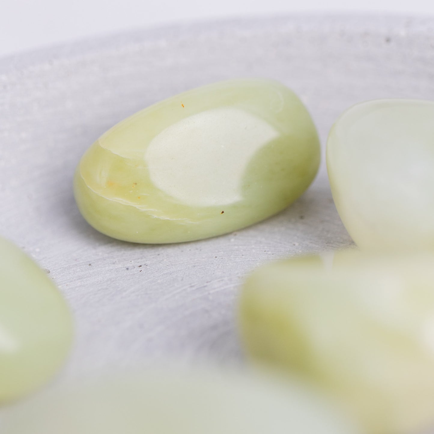 Trommelstein Jade – im Einklang mit der Erde, fördert Harmonie & Wohlstand.