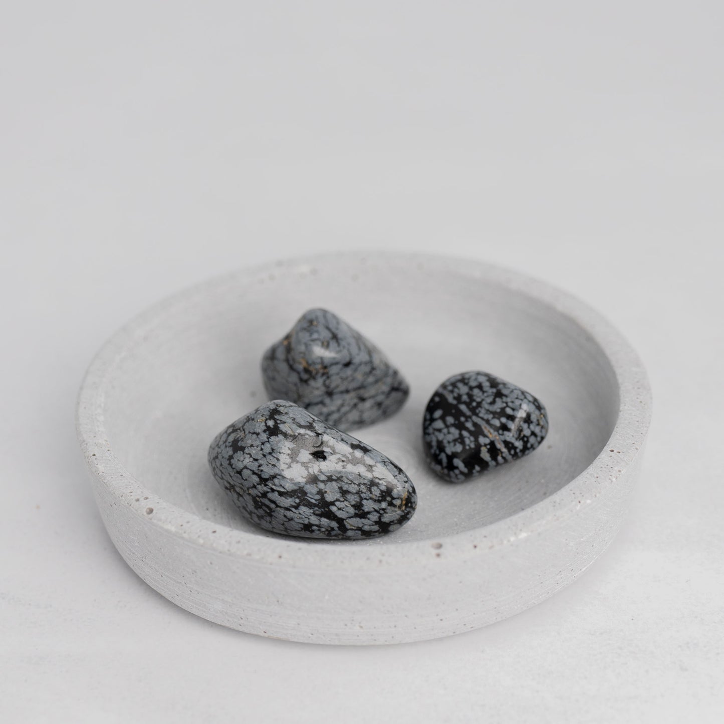 Trommelstein Schneeflockenobsidian – für innere Heilung, Schutz & Balance.