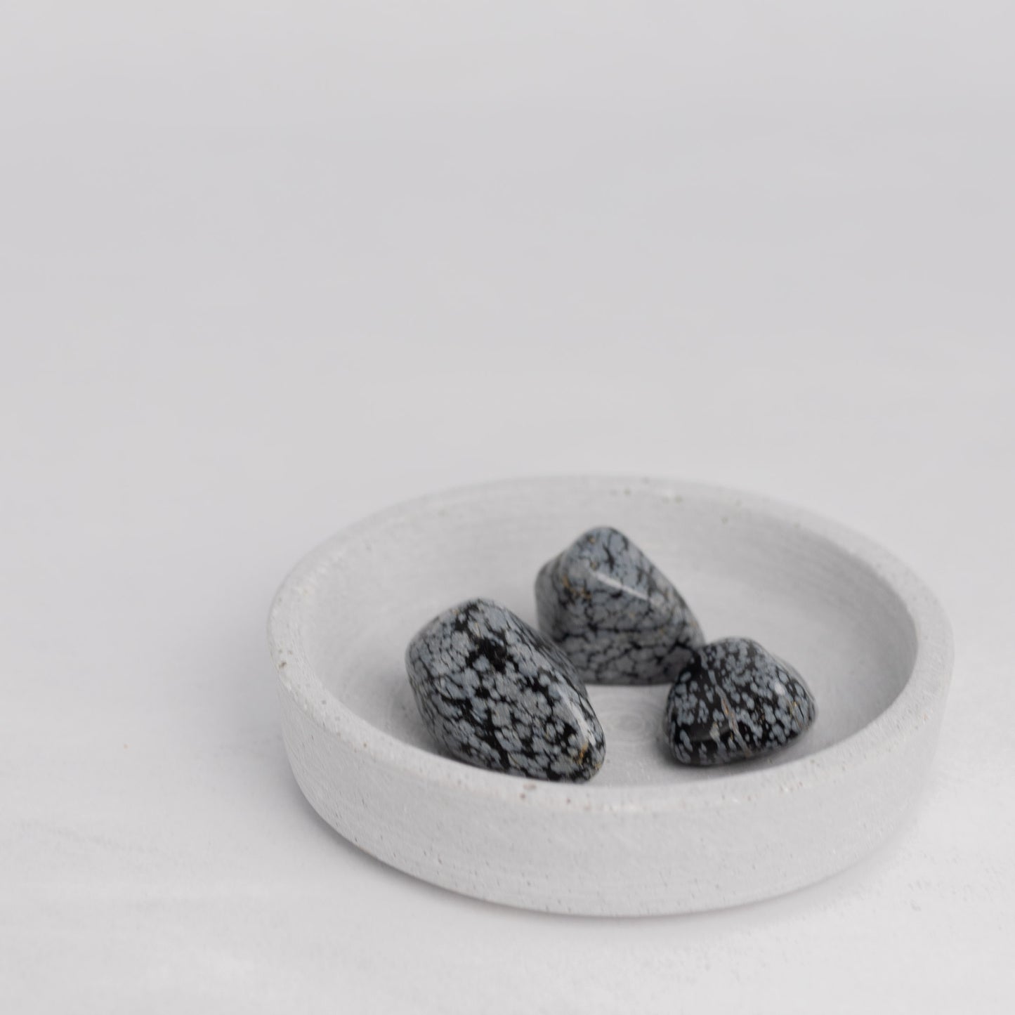 Trommelstein Schneeflockenobsidian – für innere Heilung, Schutz & Balance.