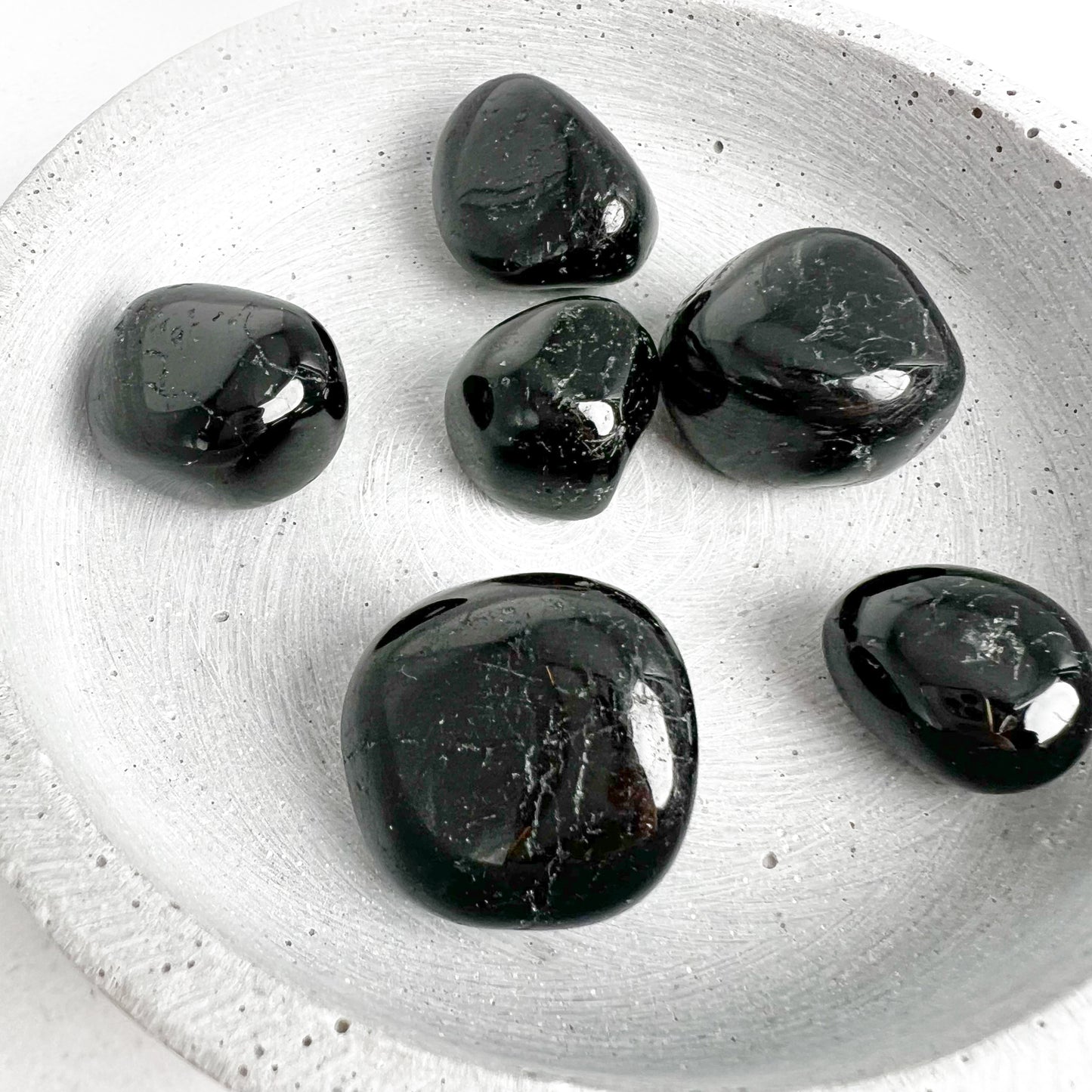 Trommelstein Schwarzer Turmalin – kraftvoller Edelstein für Schutz, innere Ruhe und Erdung. Energetischer Begleiter von Moonlight Edelsteine.