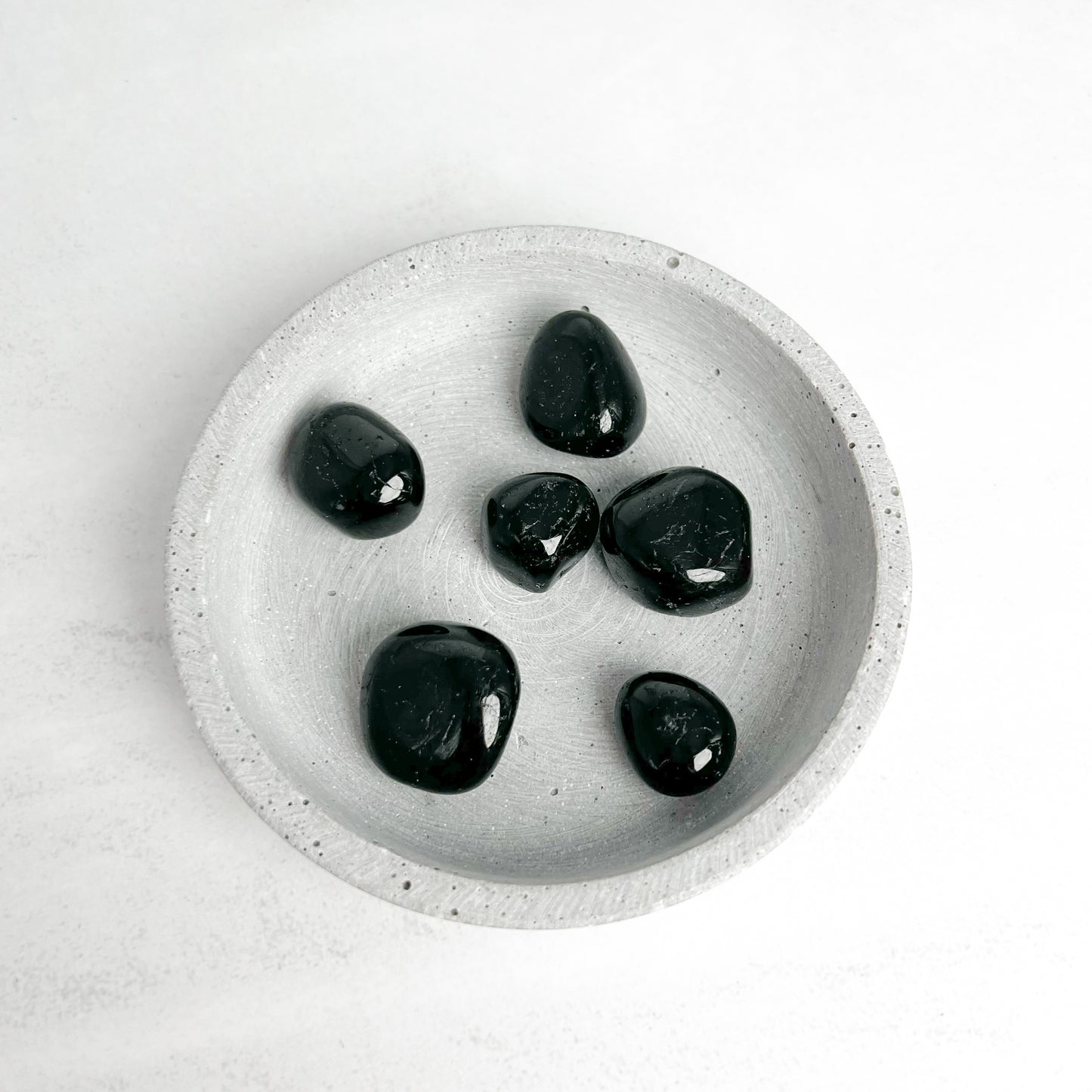 Trommelstein Schwarzer Turmalin – kraftvoller Edelstein für Schutz, innere Ruhe und Erdung. Energetischer Begleiter von Moonlight Edelsteine.