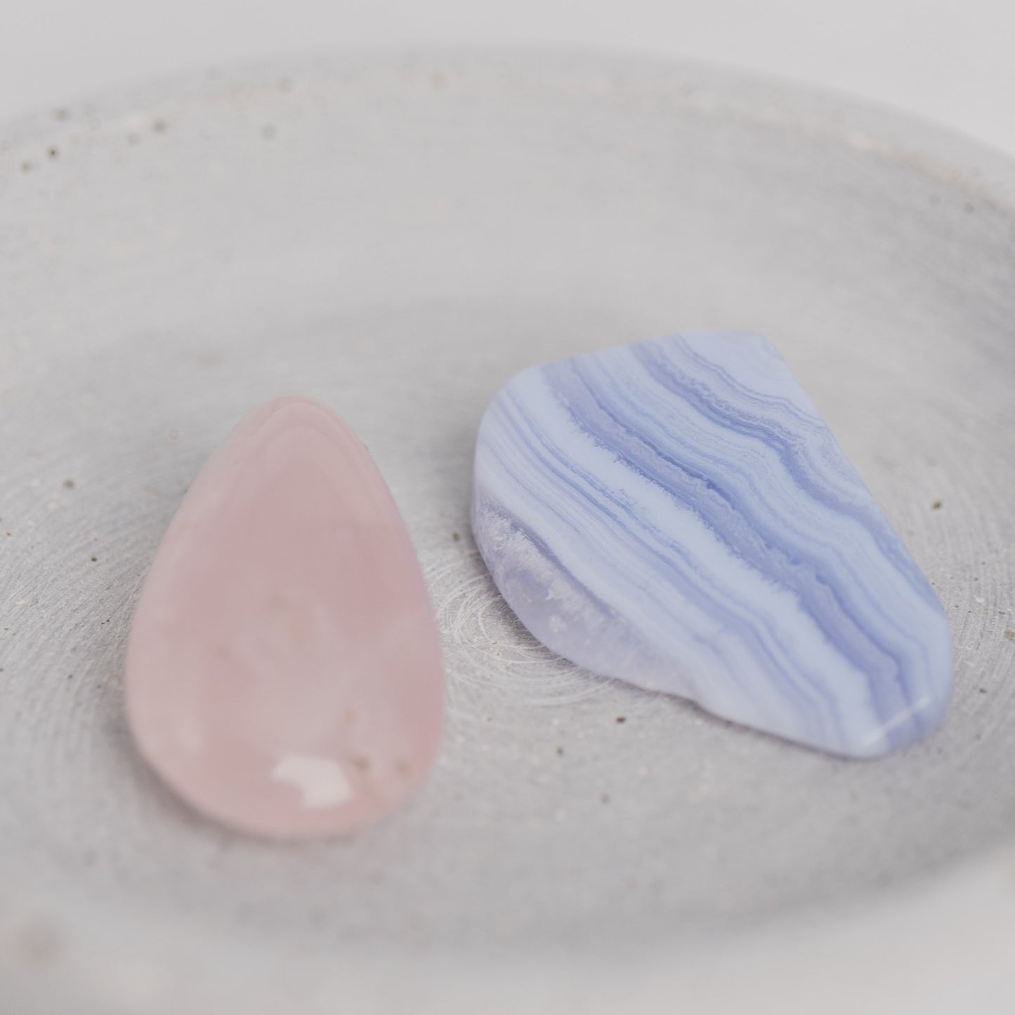 Trommelstein Set Selbstliebe – Rosenquarz & Chalcedon für Herzöffnung, Selbstvertrauen & liebevolle Stärke